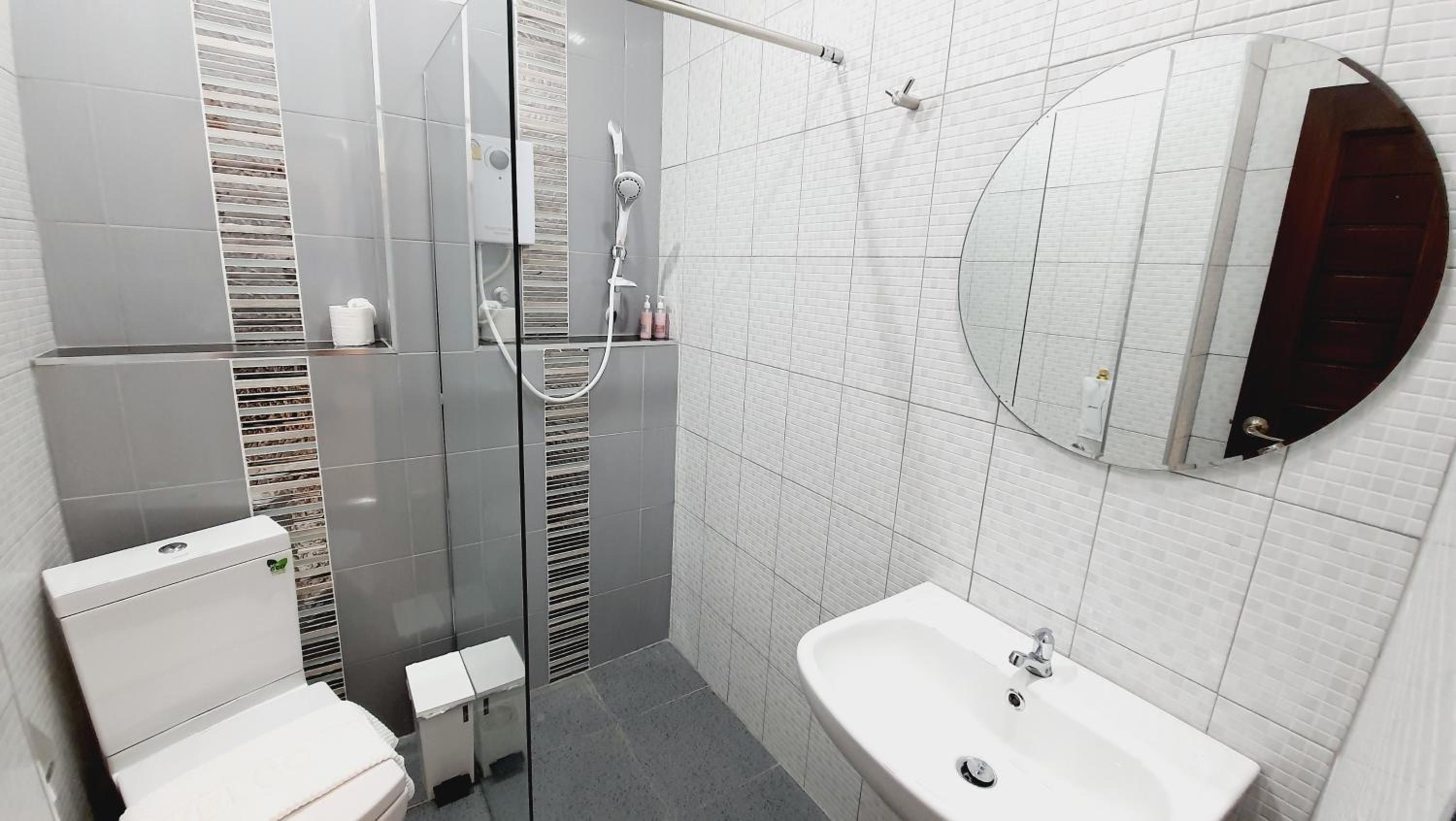 Large Double Room - Photo 16