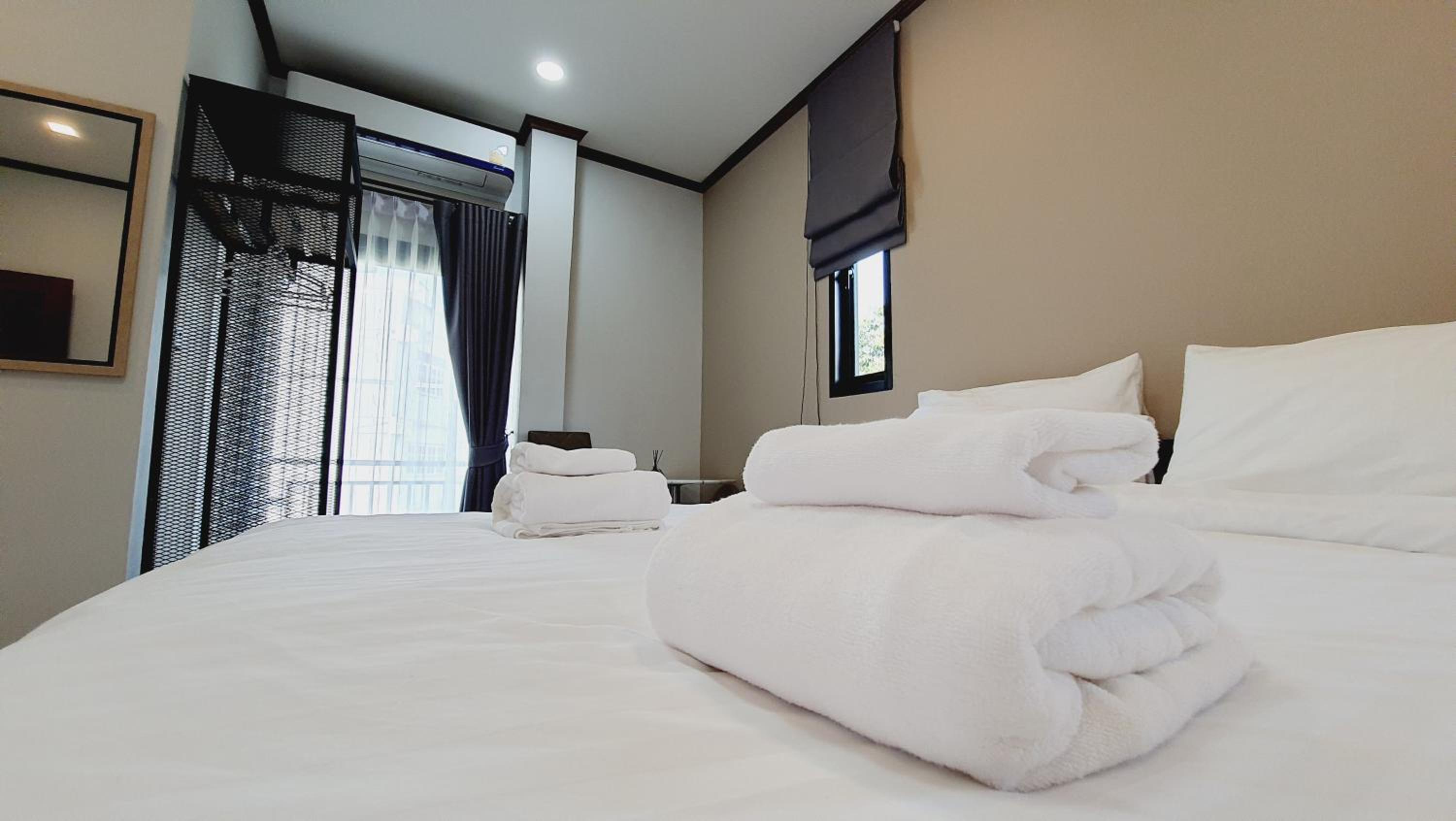 Large Double Room - Photo 3