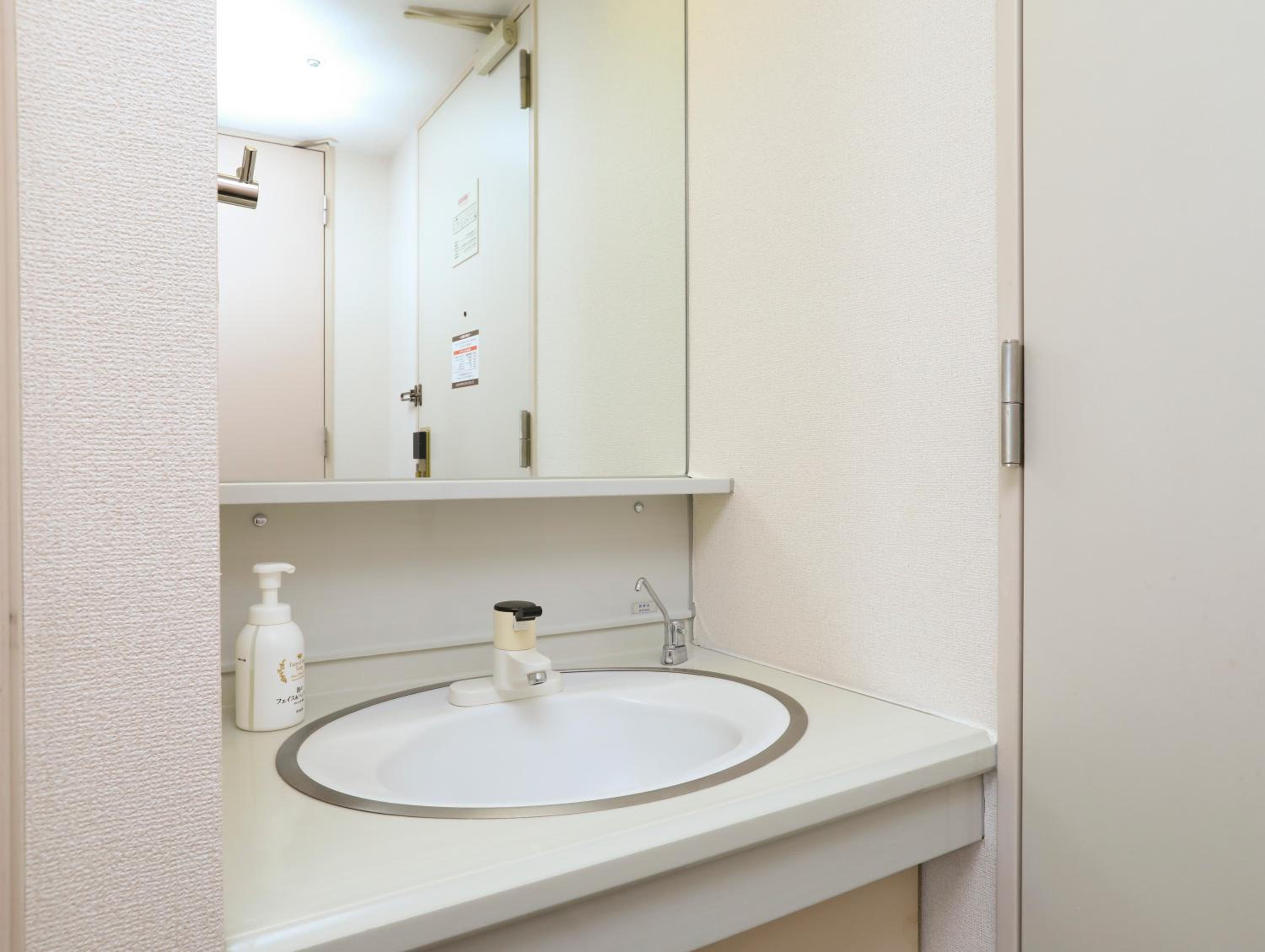 Twin Room - Non-Smoking photo 3