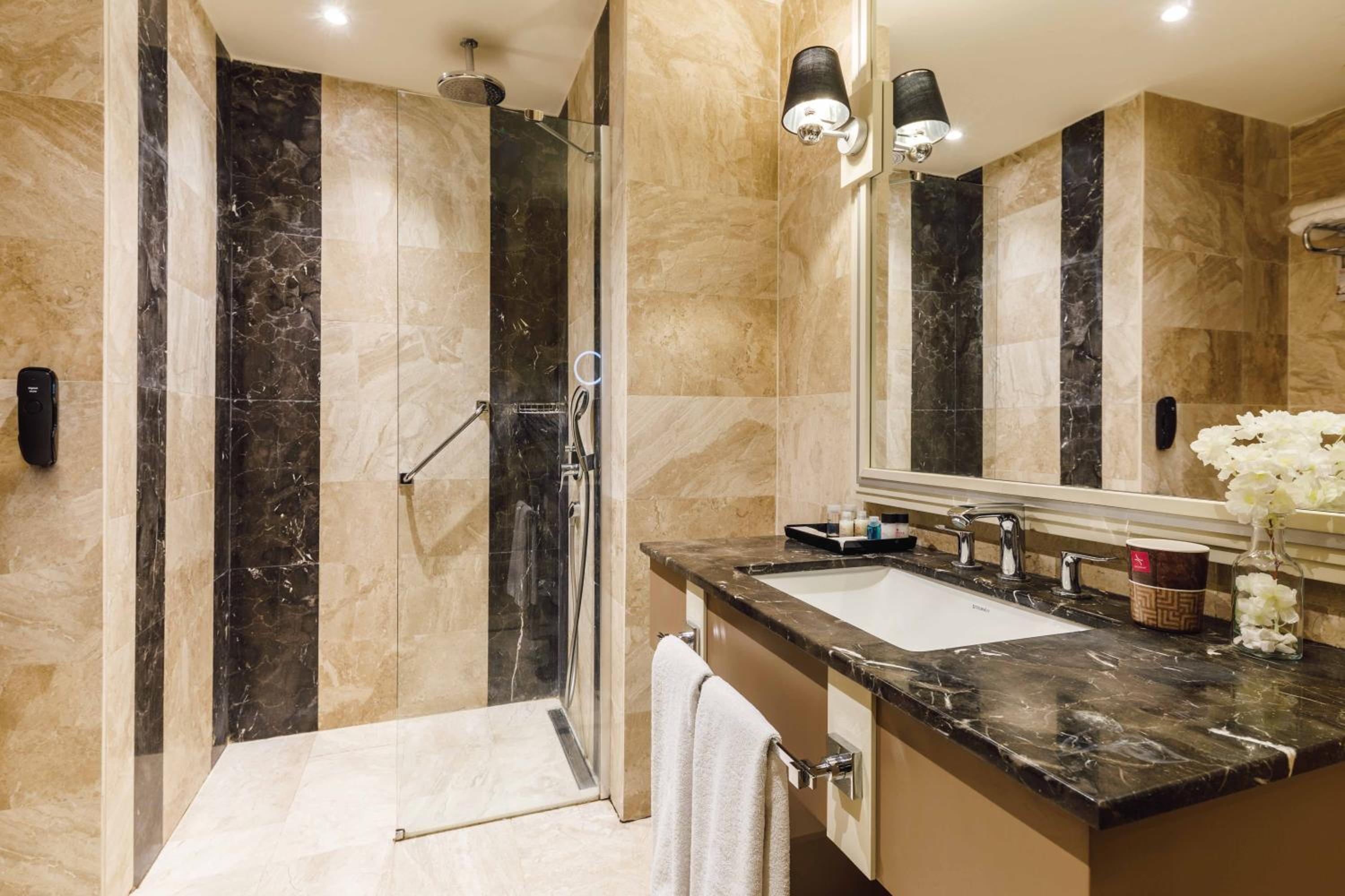 King Room with Roll-In Shower - Disability Access photo 2