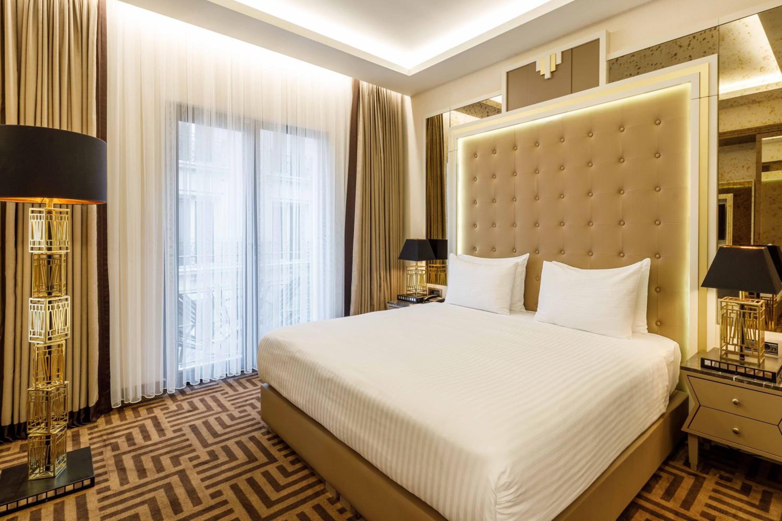 Superior King Room with City View photo 1