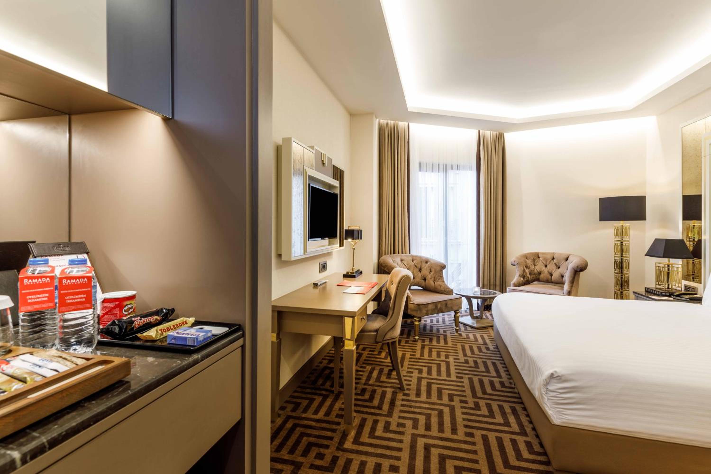 Superior King Room with City View photo 3