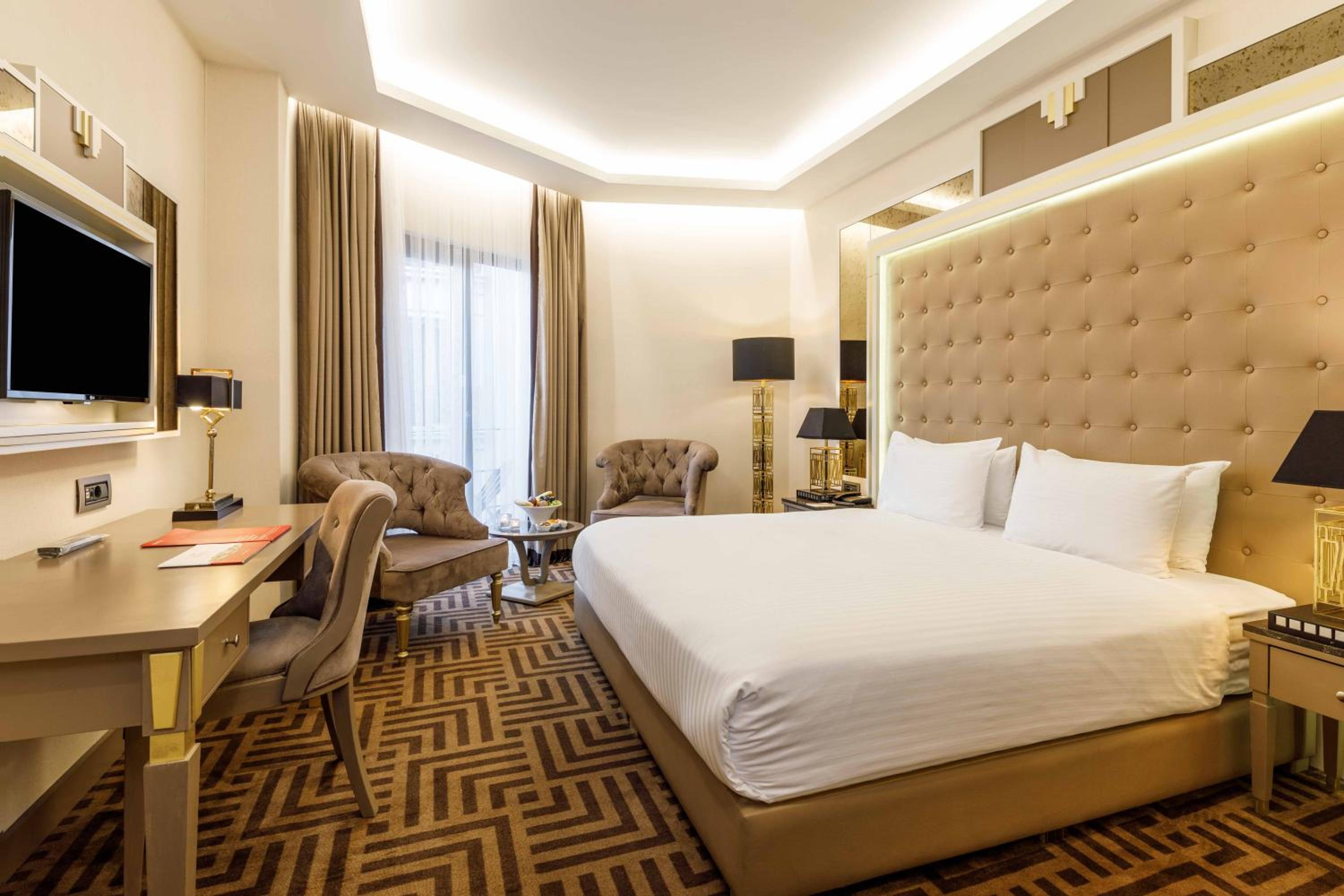 Superior King Room with City View photo 2