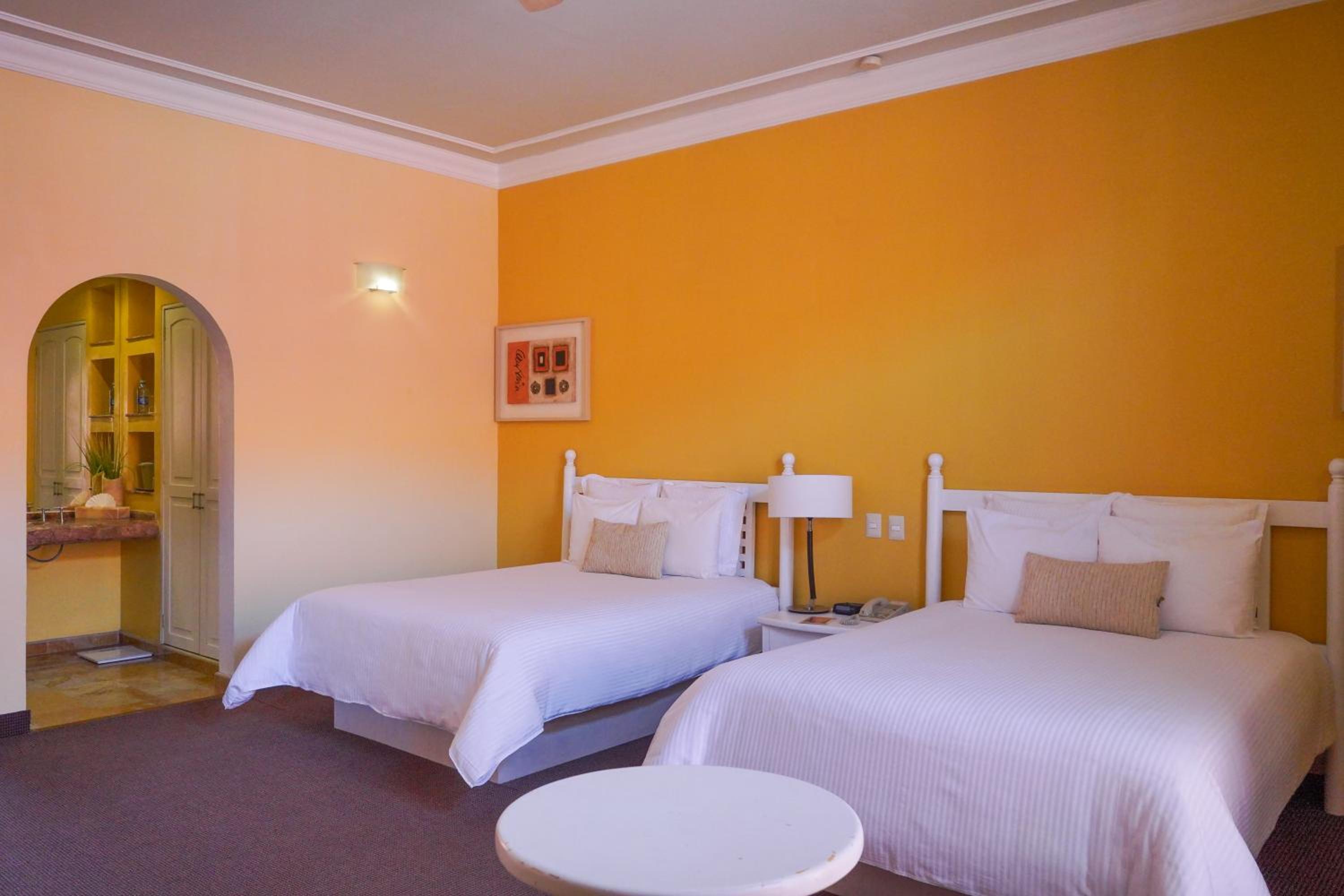 Superior Twin Room with City View - Photo 5