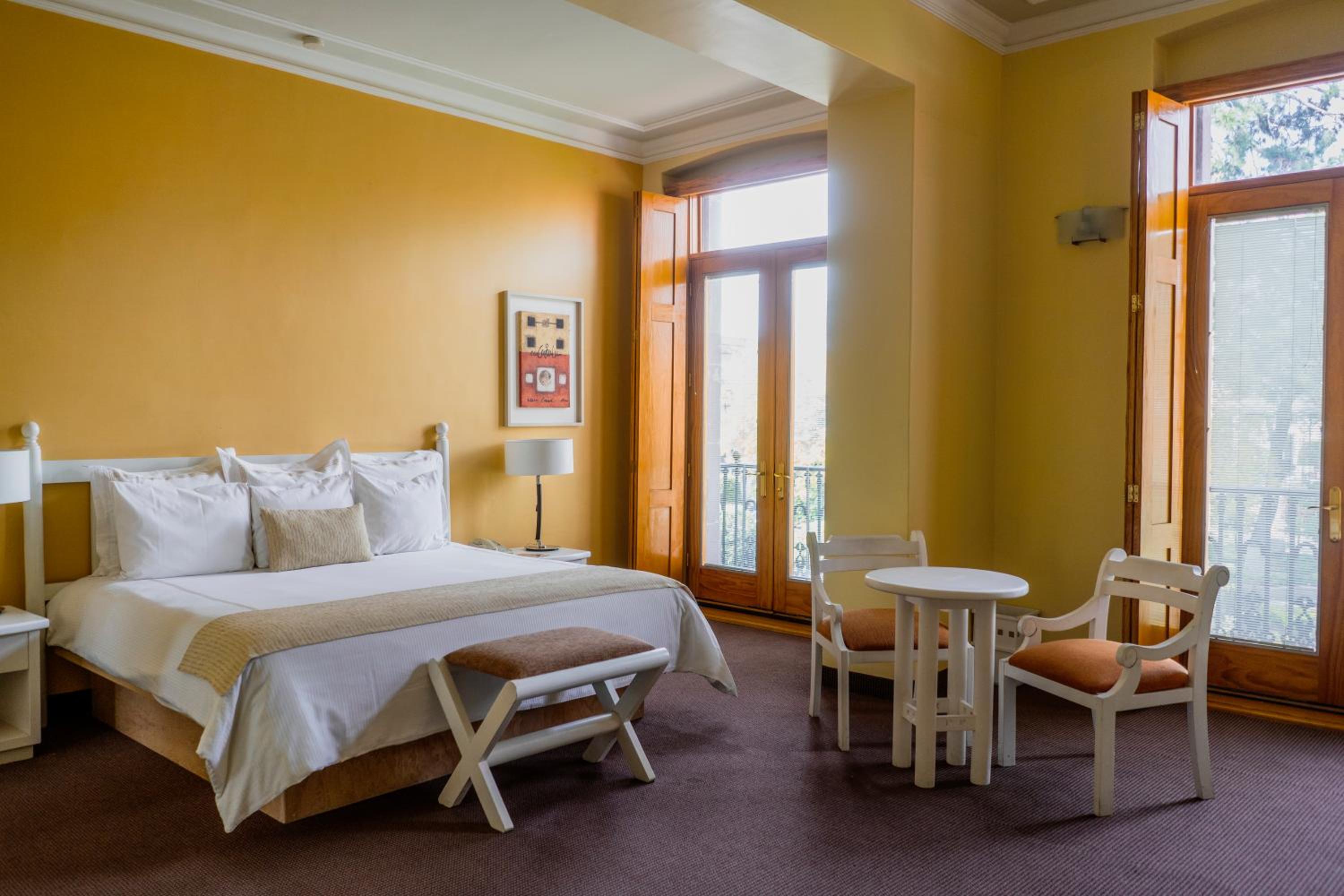 King Room with Balcony - Photo 4