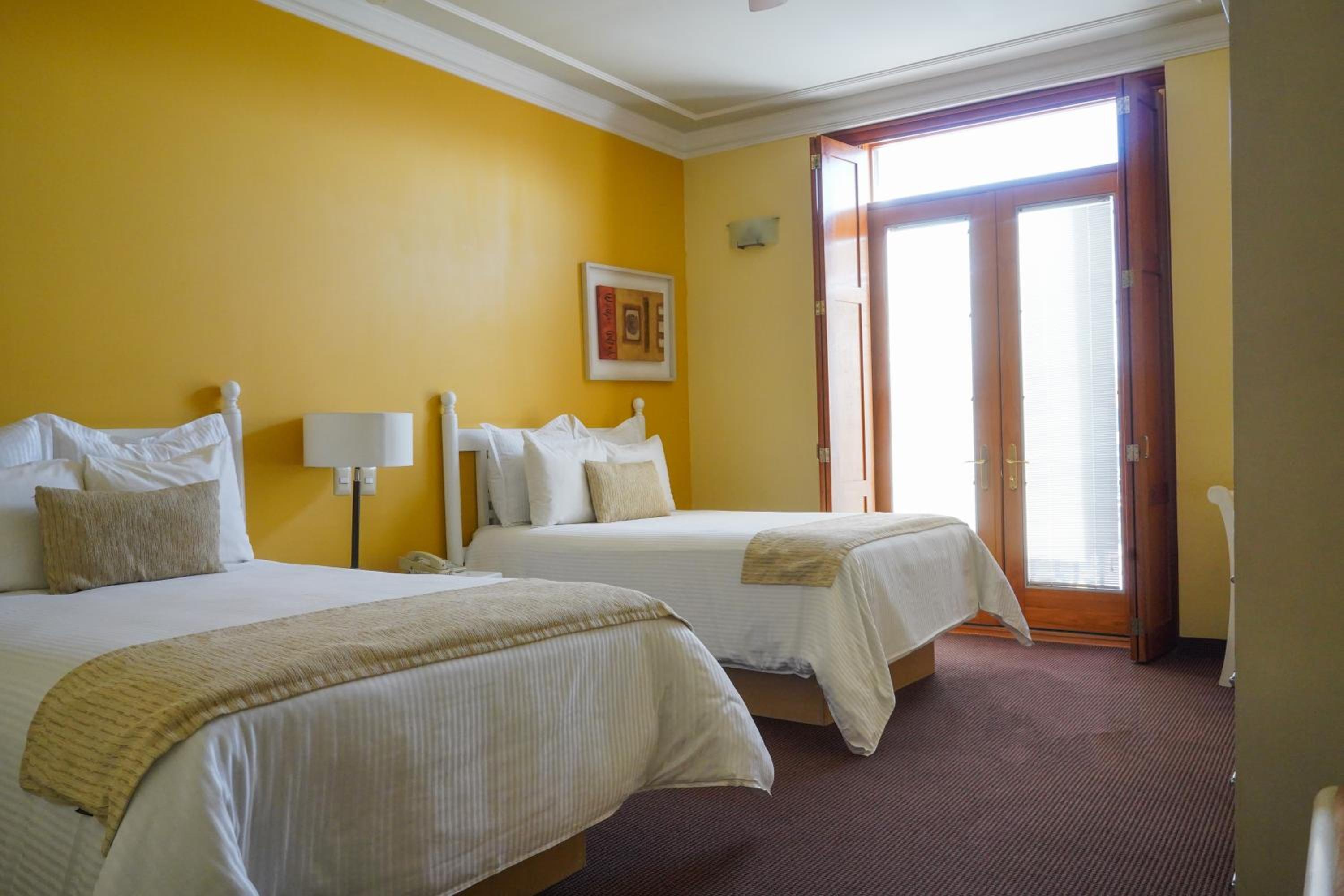 Superior Twin Room with City View - Photo 2