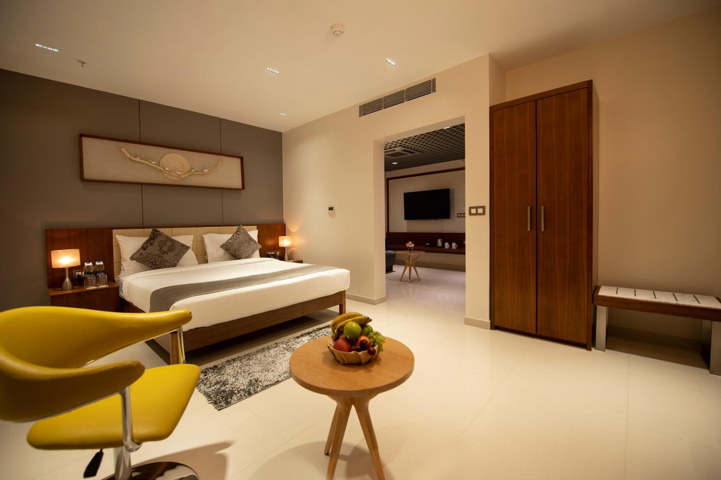Suite - Photo 1