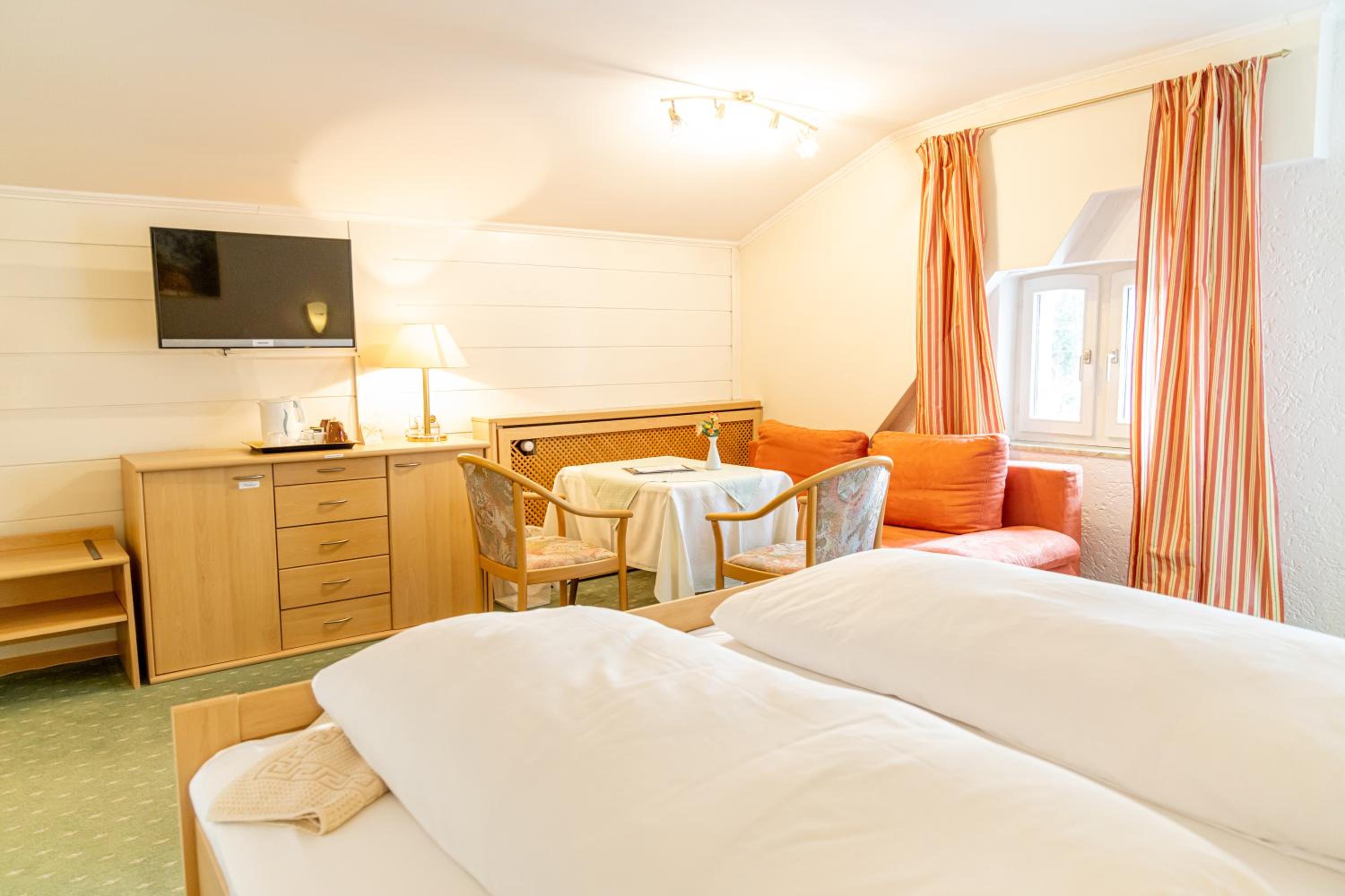 Deluxe Double Room (2 Adults + 1 Child) photo 2