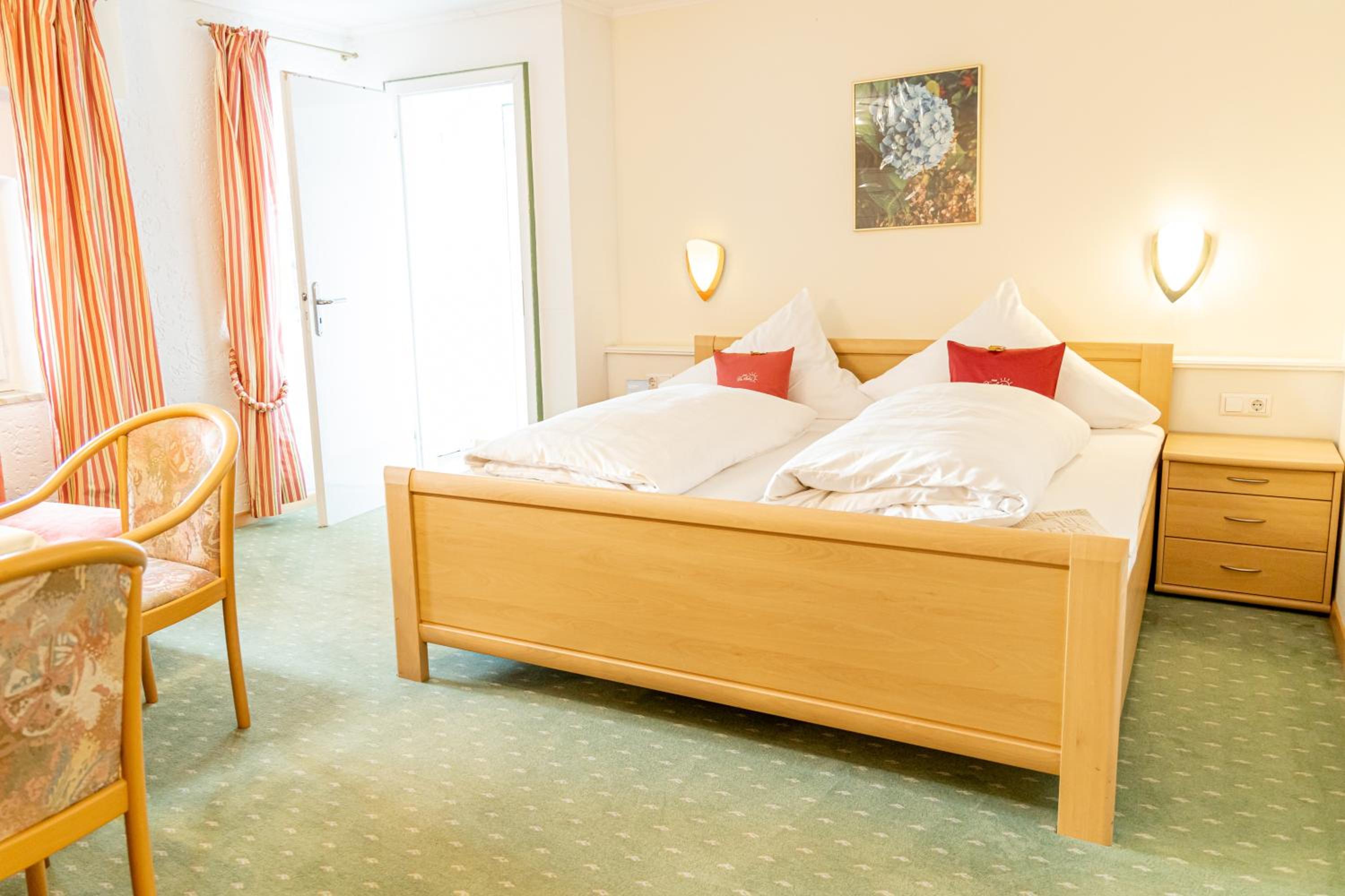 Deluxe Double Room (2 Adults + 1 Child) photo 1