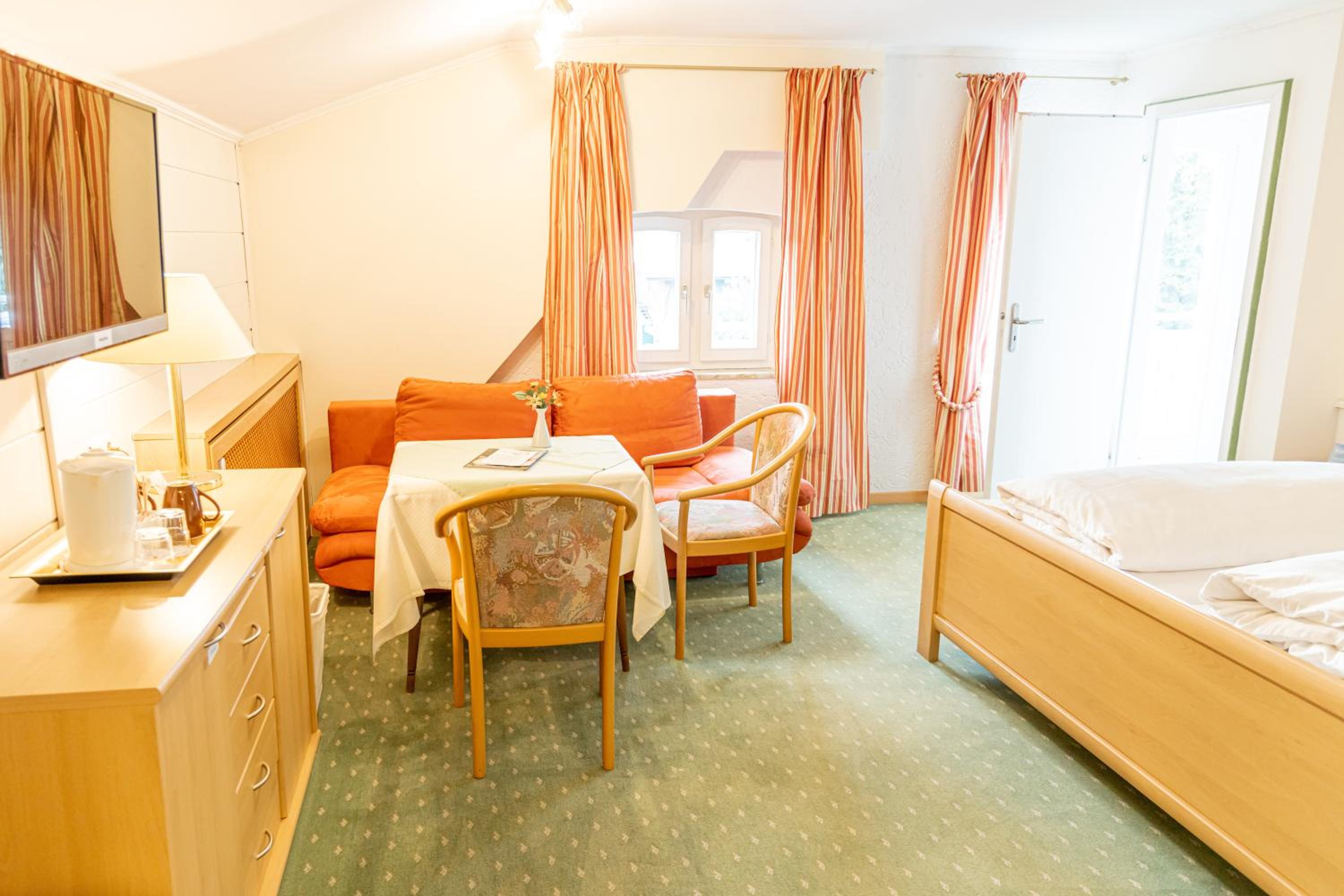 Deluxe Double Room (2 Adults + 1 Child) photo 3