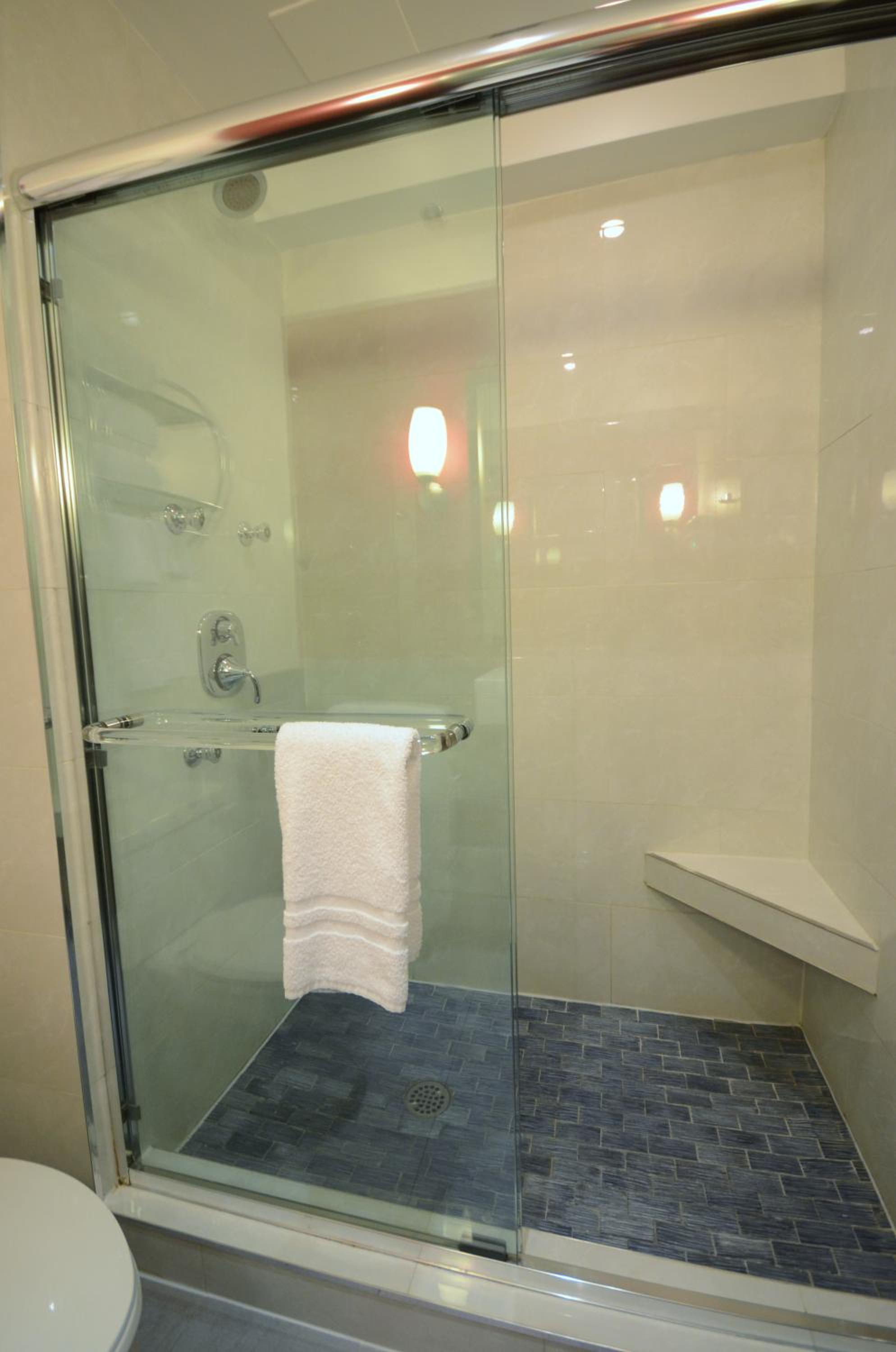 One-Bedroom King Suite - Non-Smoking - Photo 5