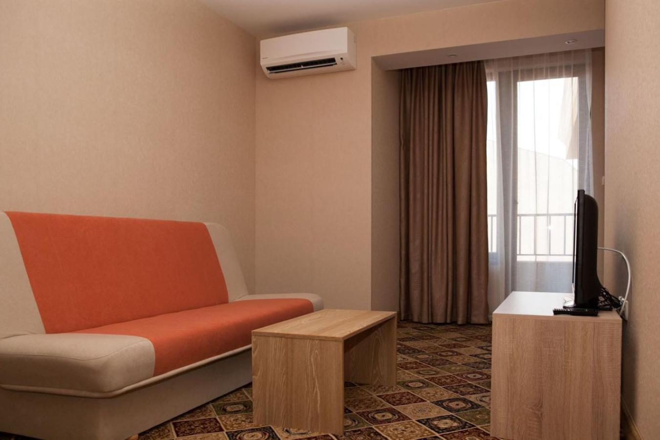 Apartment with Balcony - Photo 4