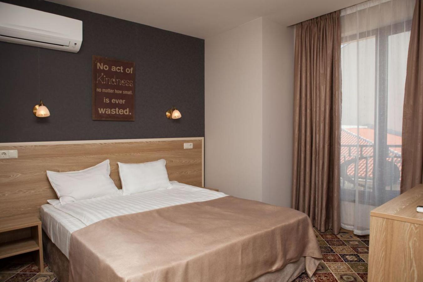 Deluxe King Room - Photo 7
