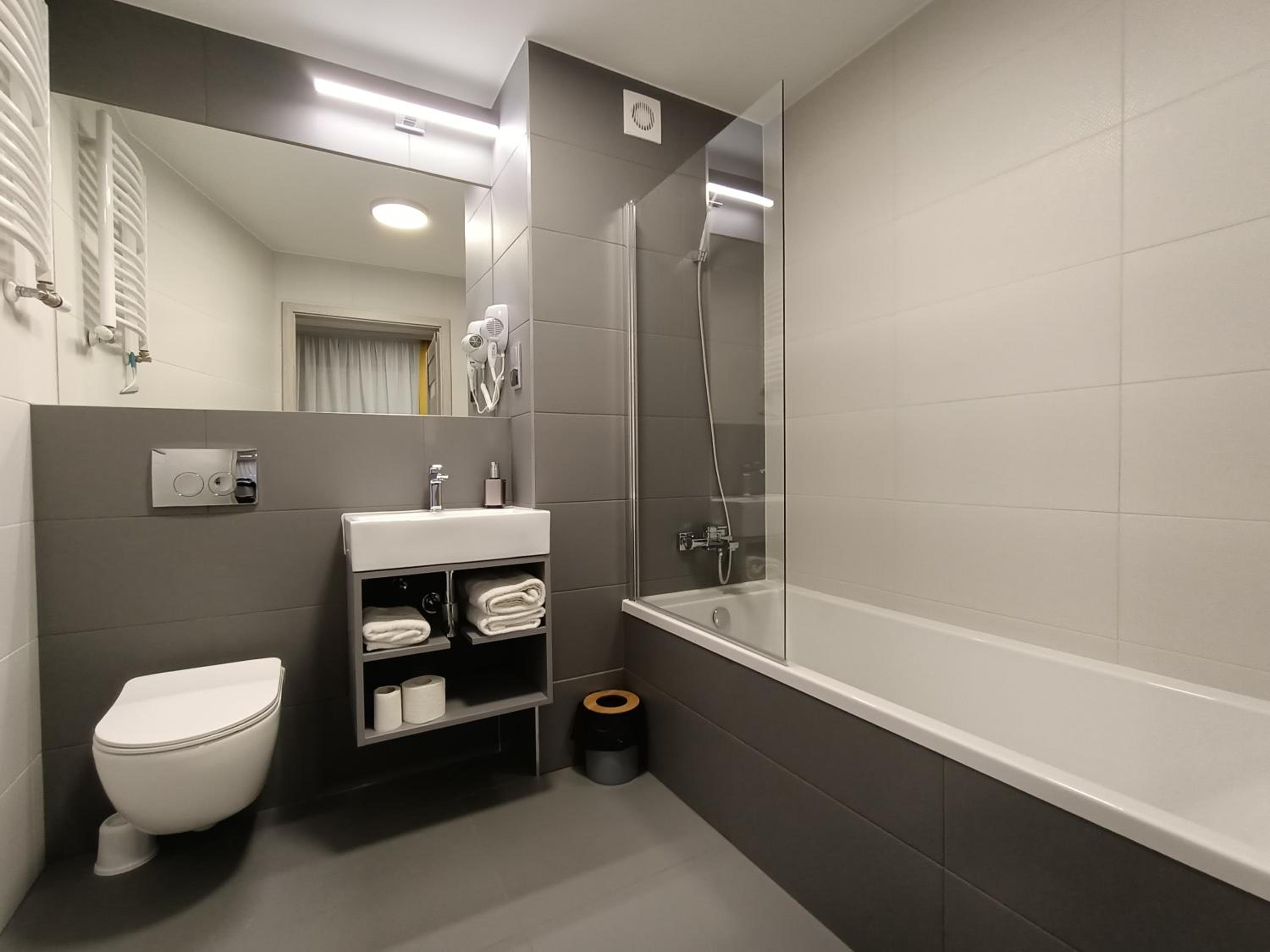Deluxe Double Room with Bath - Photo 4