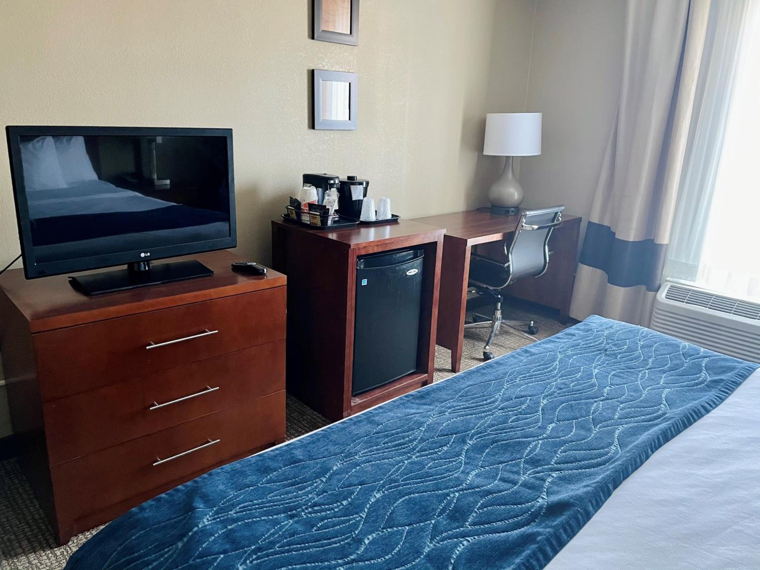 King Room - Accessible/Non-Smoking - Photo 3