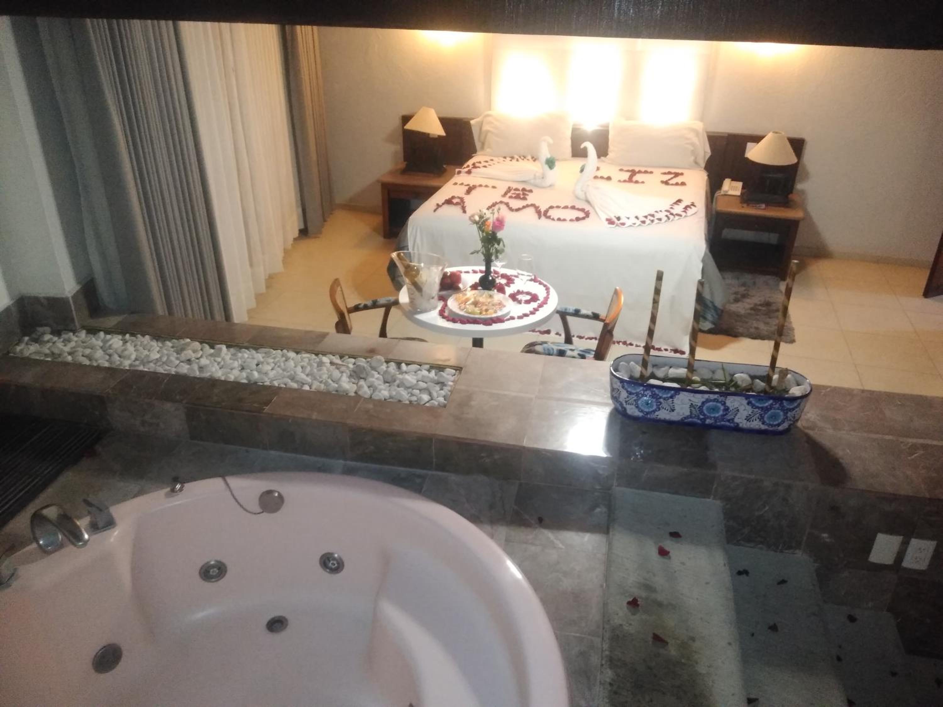 Deluxe Suite with Spa Bath photo 2