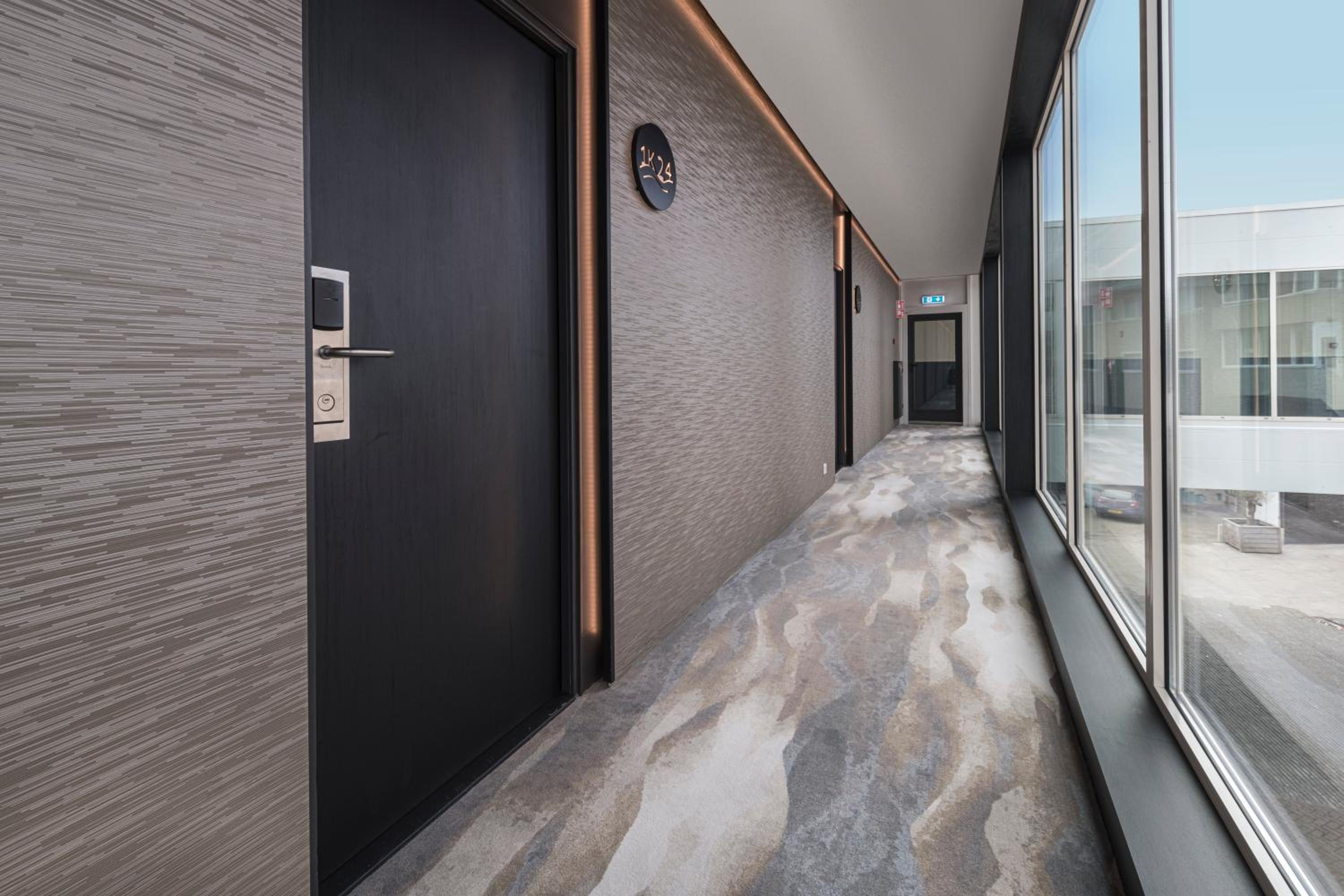 Large Room with Bathtub and Sloping Sea View photo 2
