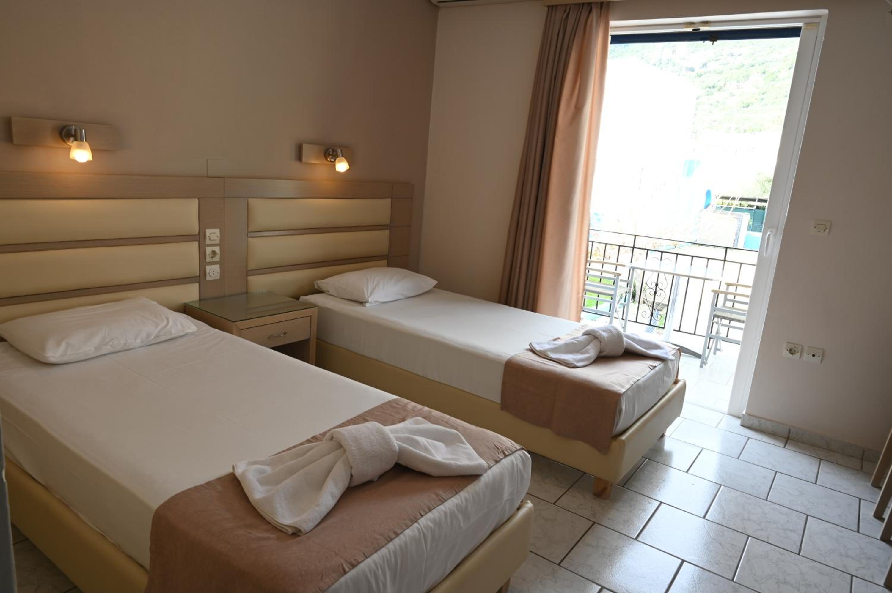 Double or Twin Room with Side Sea View - Photo 8
