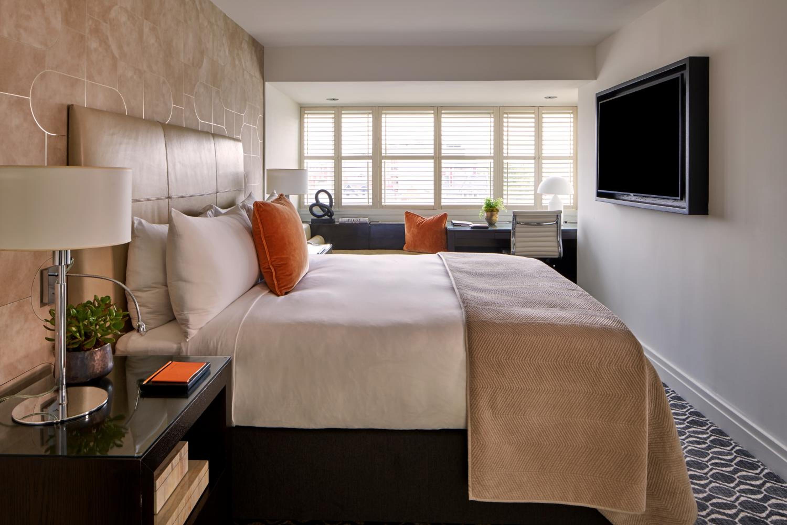 Deluxe King Room with One King Bed (Non Smoking)