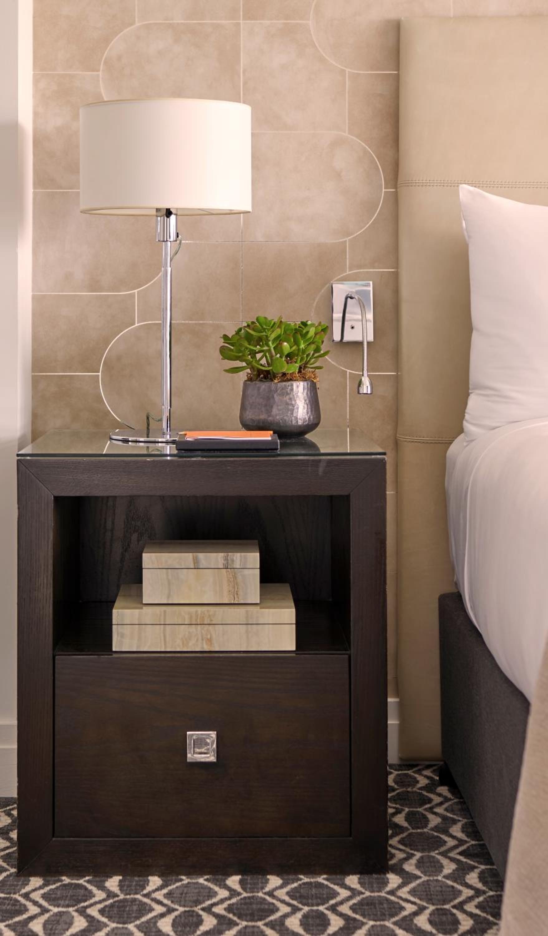 Deluxe King Room with One King Bed (Non Smoking) thumbnail 5
