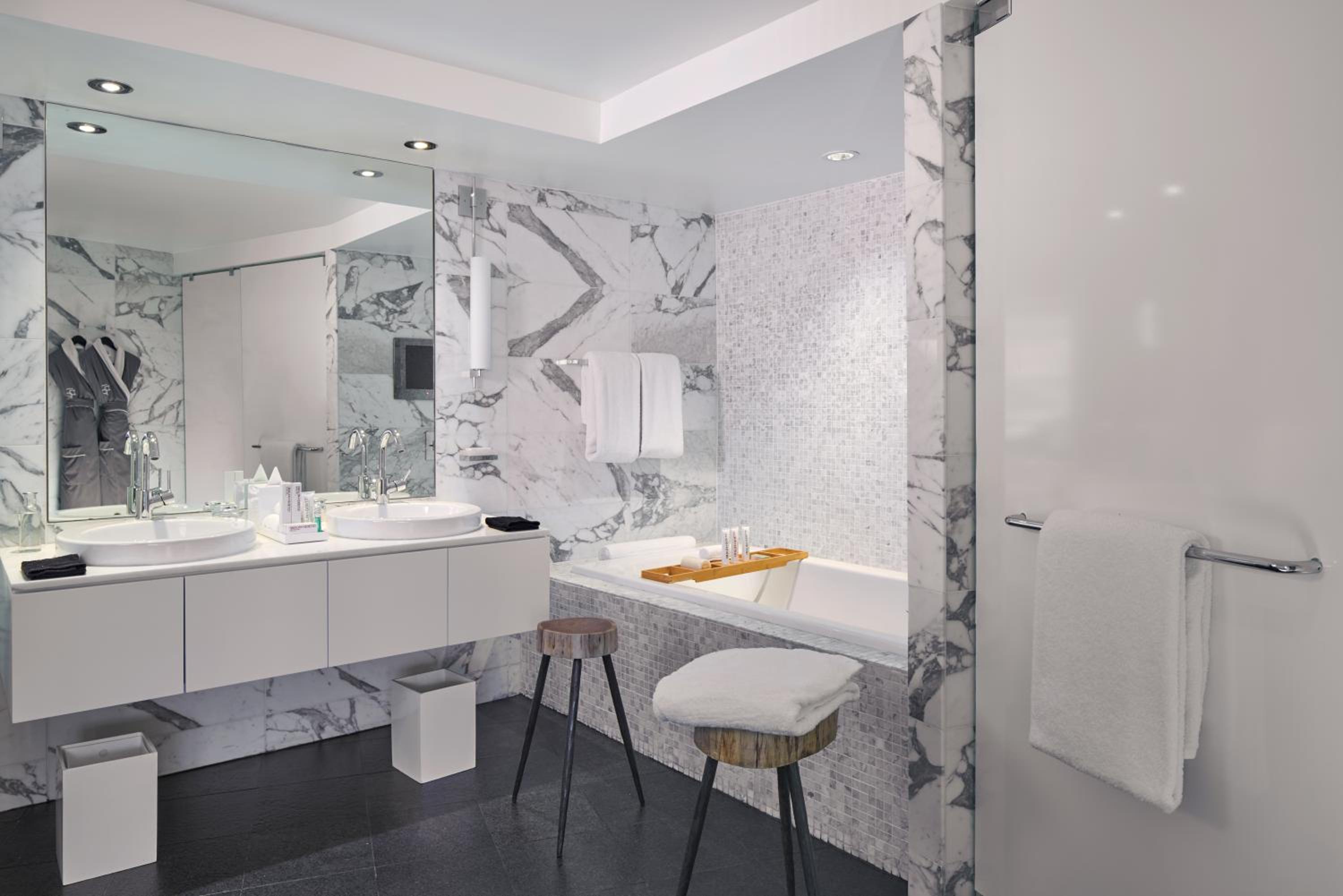 Suite with Terrace thumbnail 5