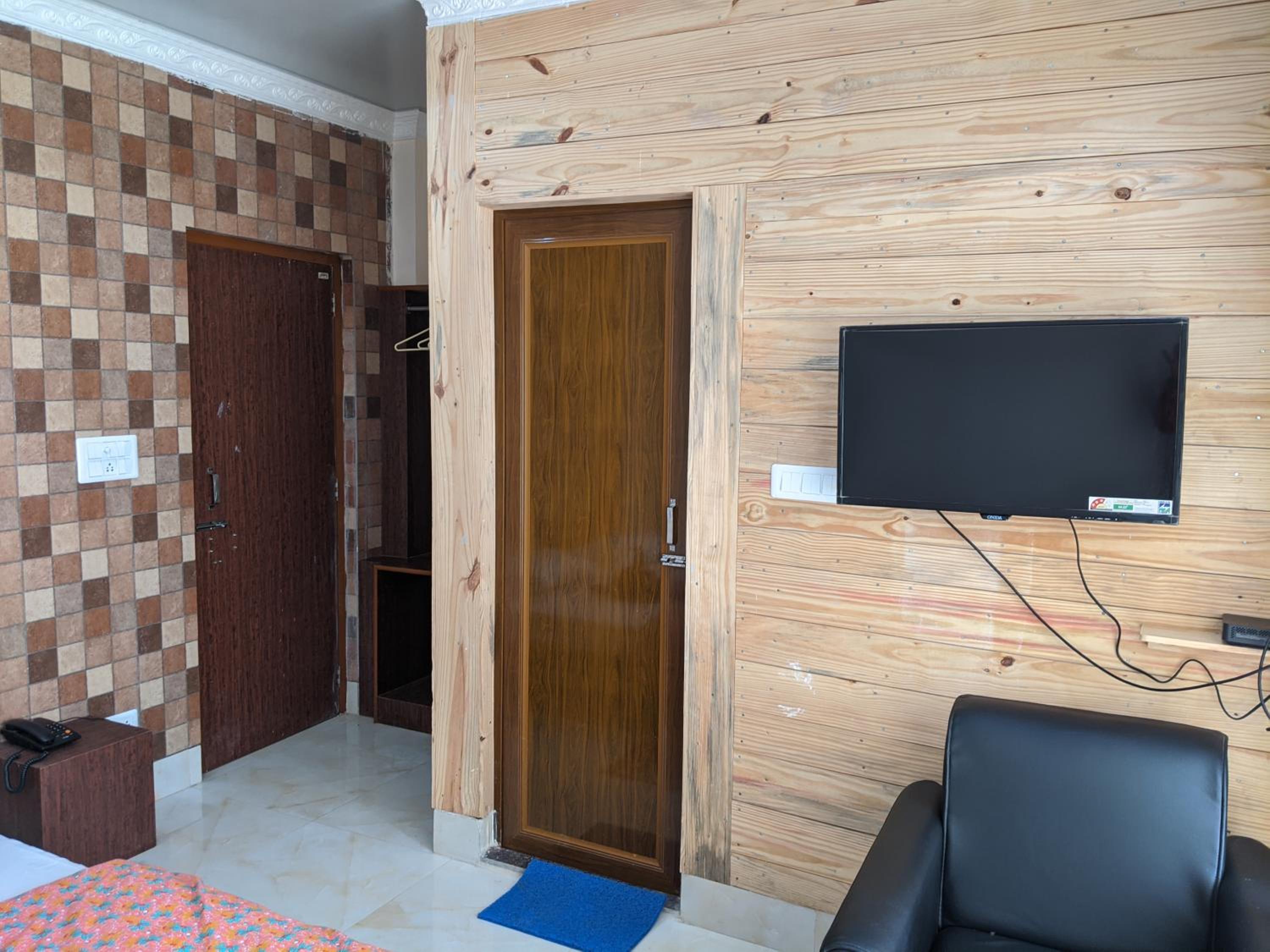 Double Room (10% off on Food & Beverage services & 10% off on Two-way Railway Station Transfer) - Photo 5