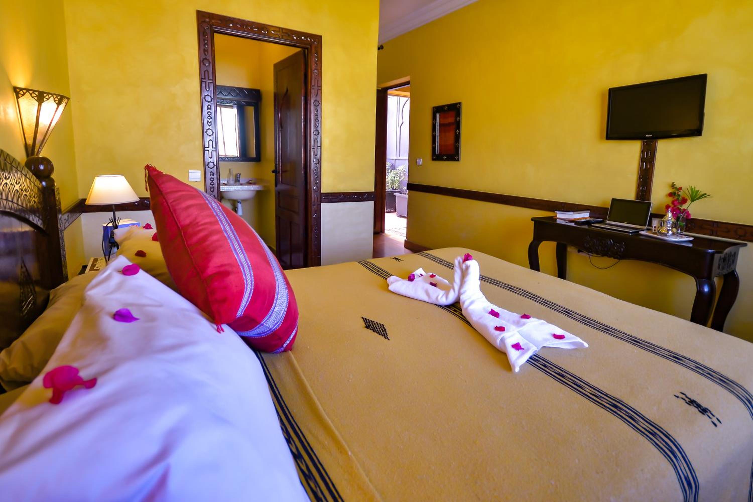 Standard Double Room - Photo 24