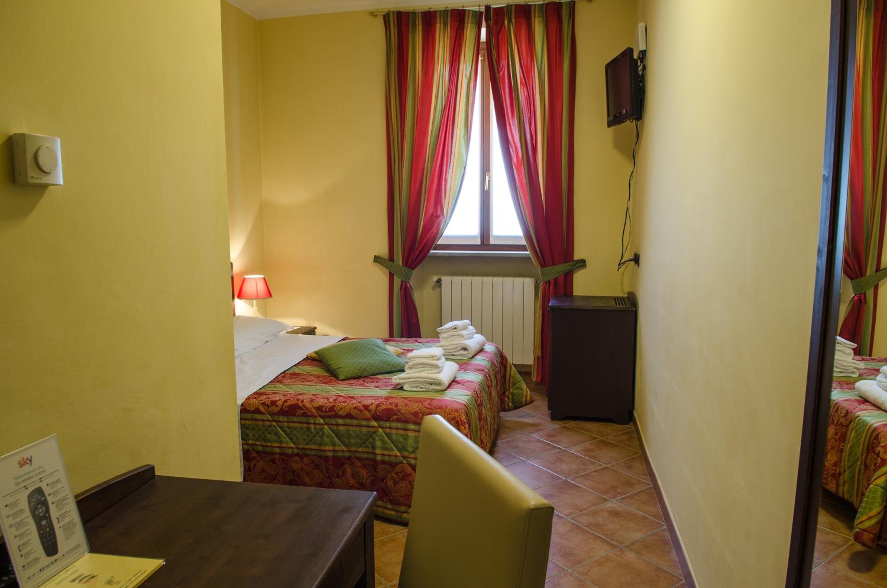 Double Room (Single use) - Photo 4