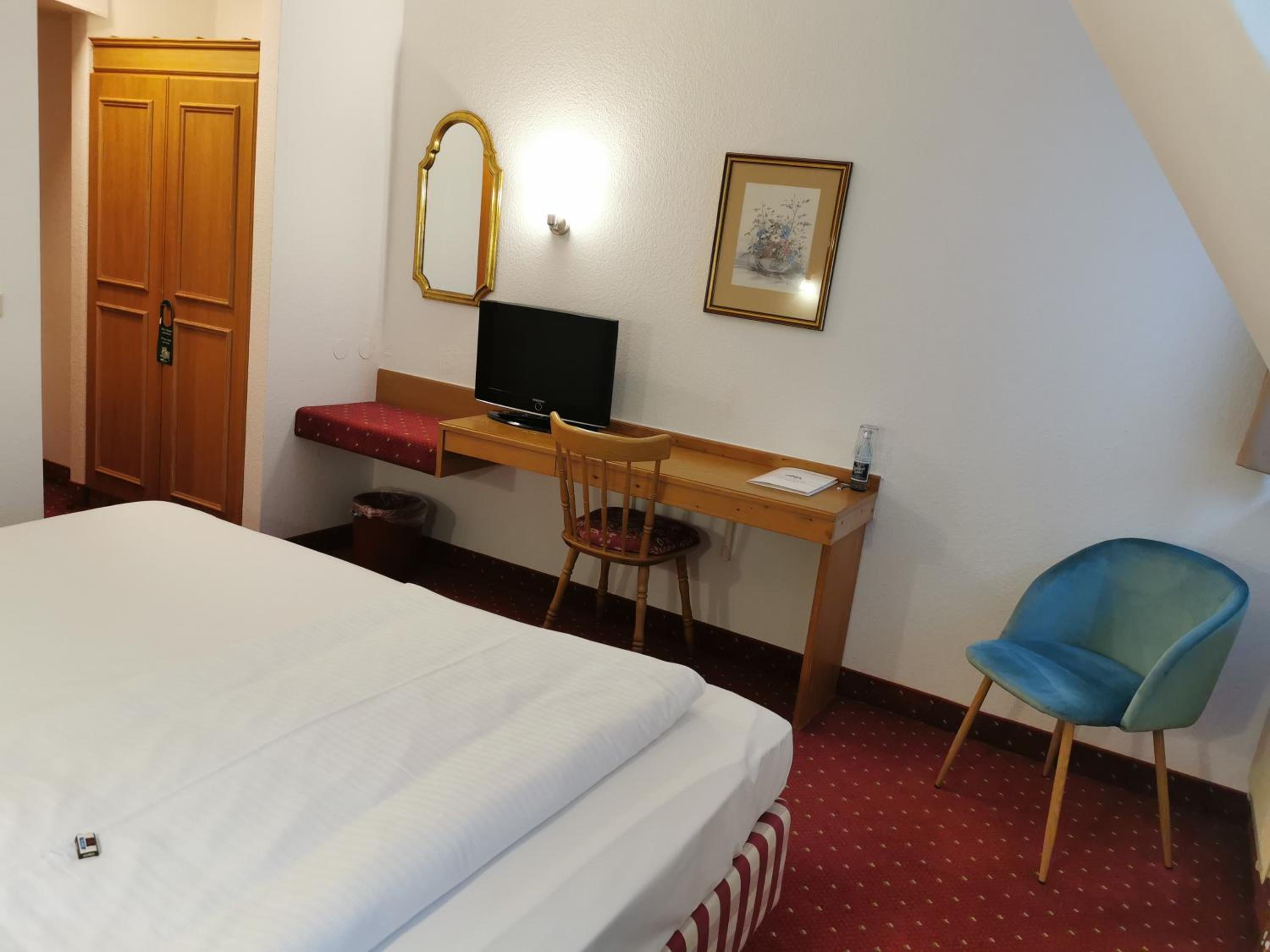 Standard Double Room - Photo 8