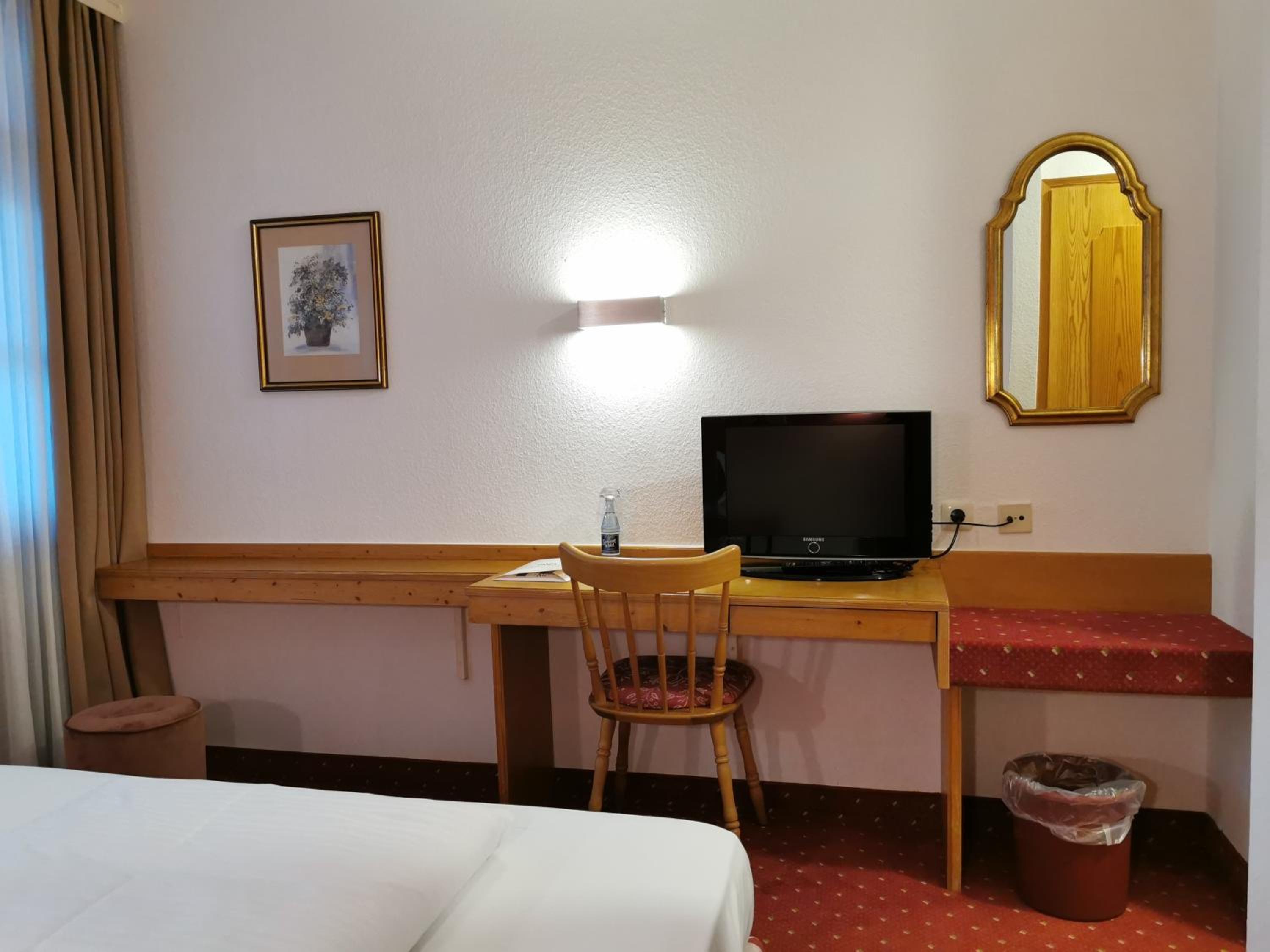 Standard Double Room - Photo 9