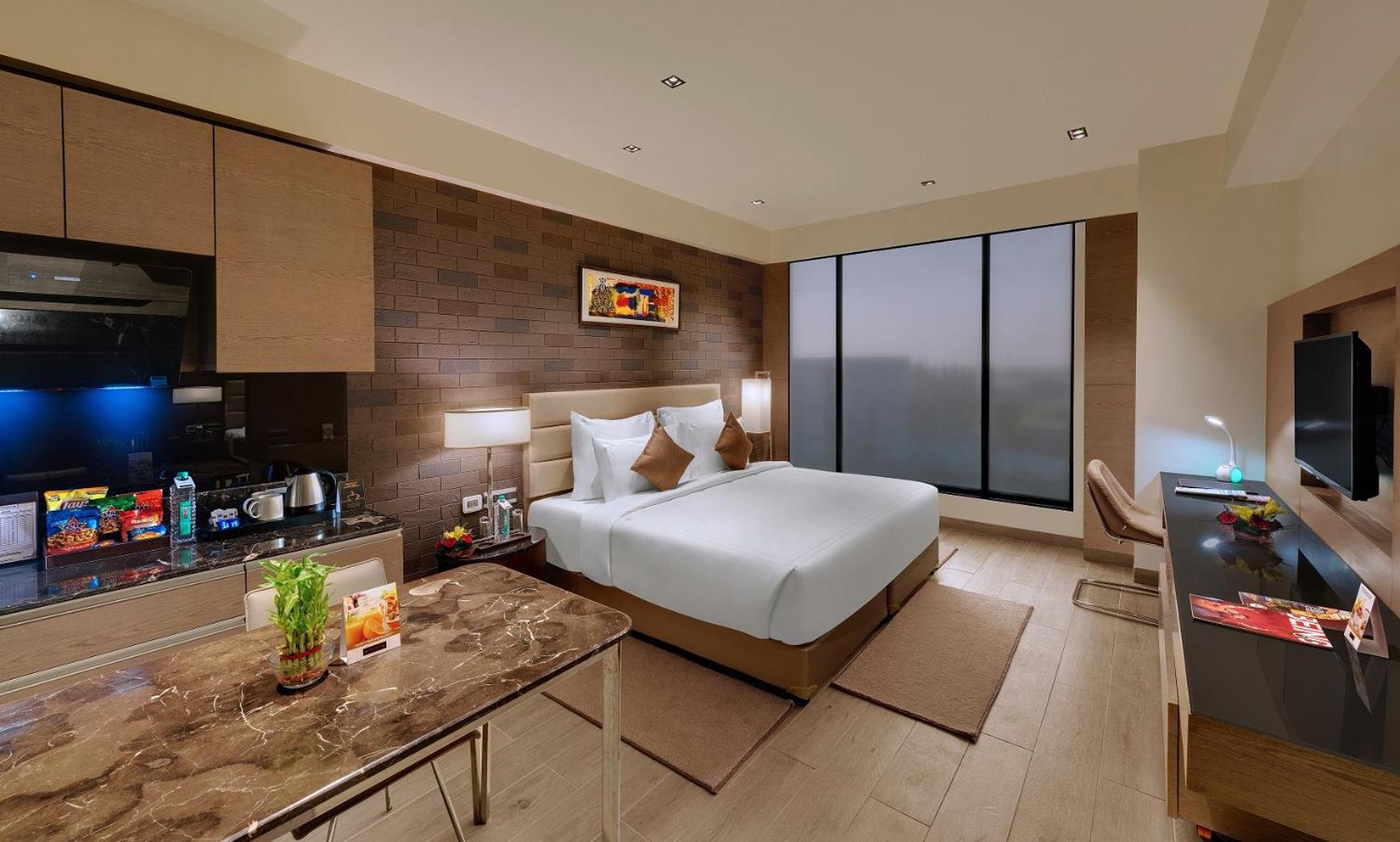 Deluxe Room with One king Bed - City or Garden View - Non-Smoking - 15% Discount on Food & Beverages - Photo 7