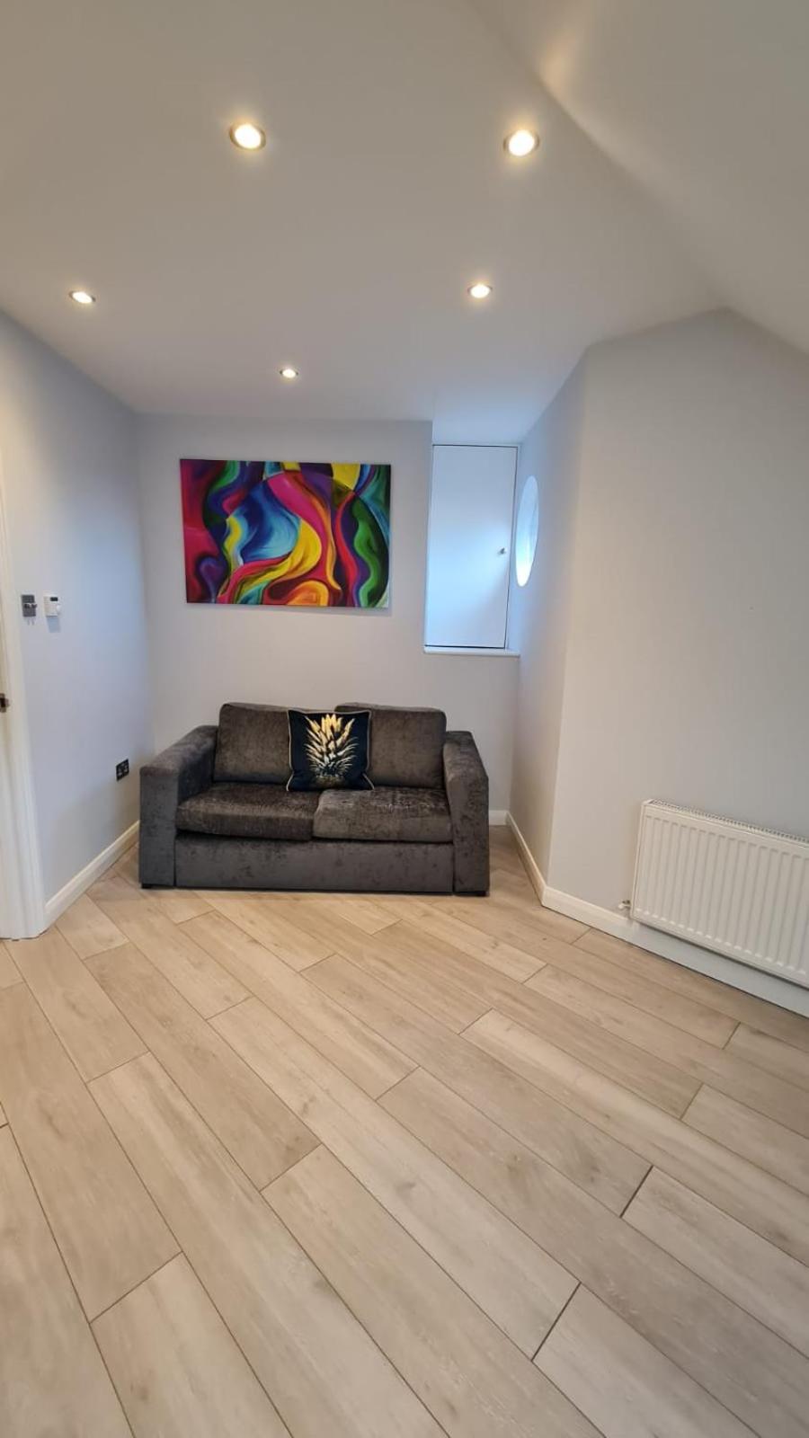 One-Bedroom Apartment photo 1
