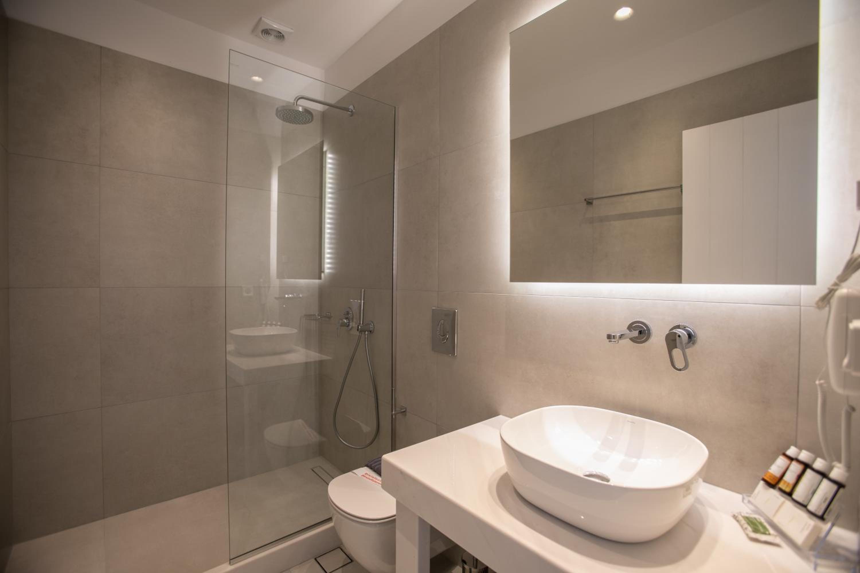 Double or Twin Room with Side Sea View - Photo 6