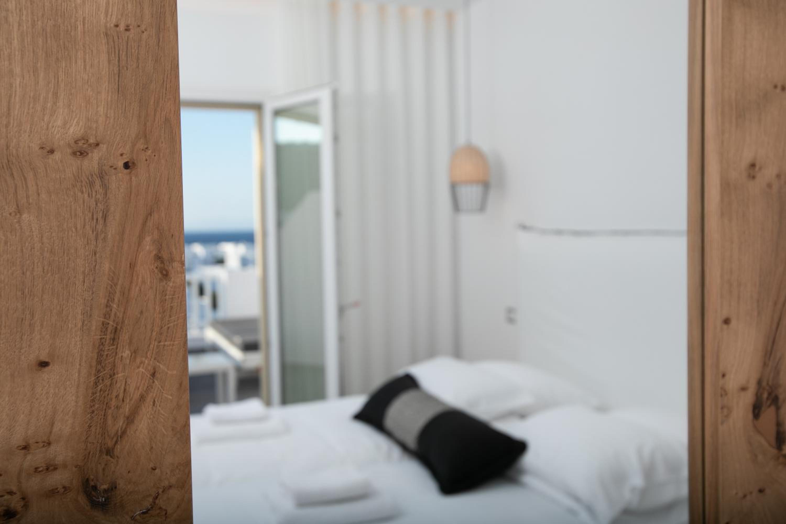Deluxe Family Room with Sea View - Photo 11