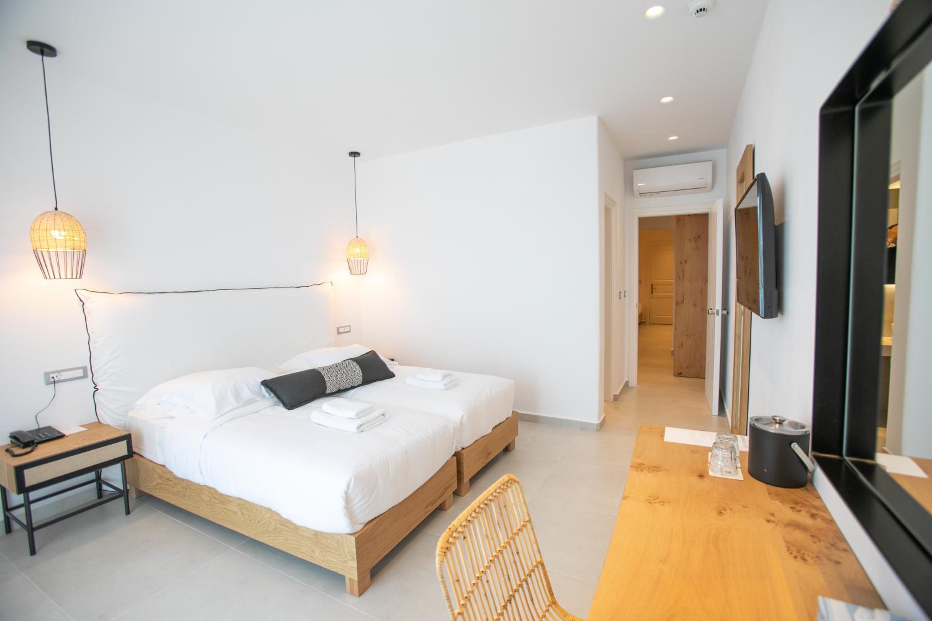 Deluxe Family Room with Sea View - Photo 18