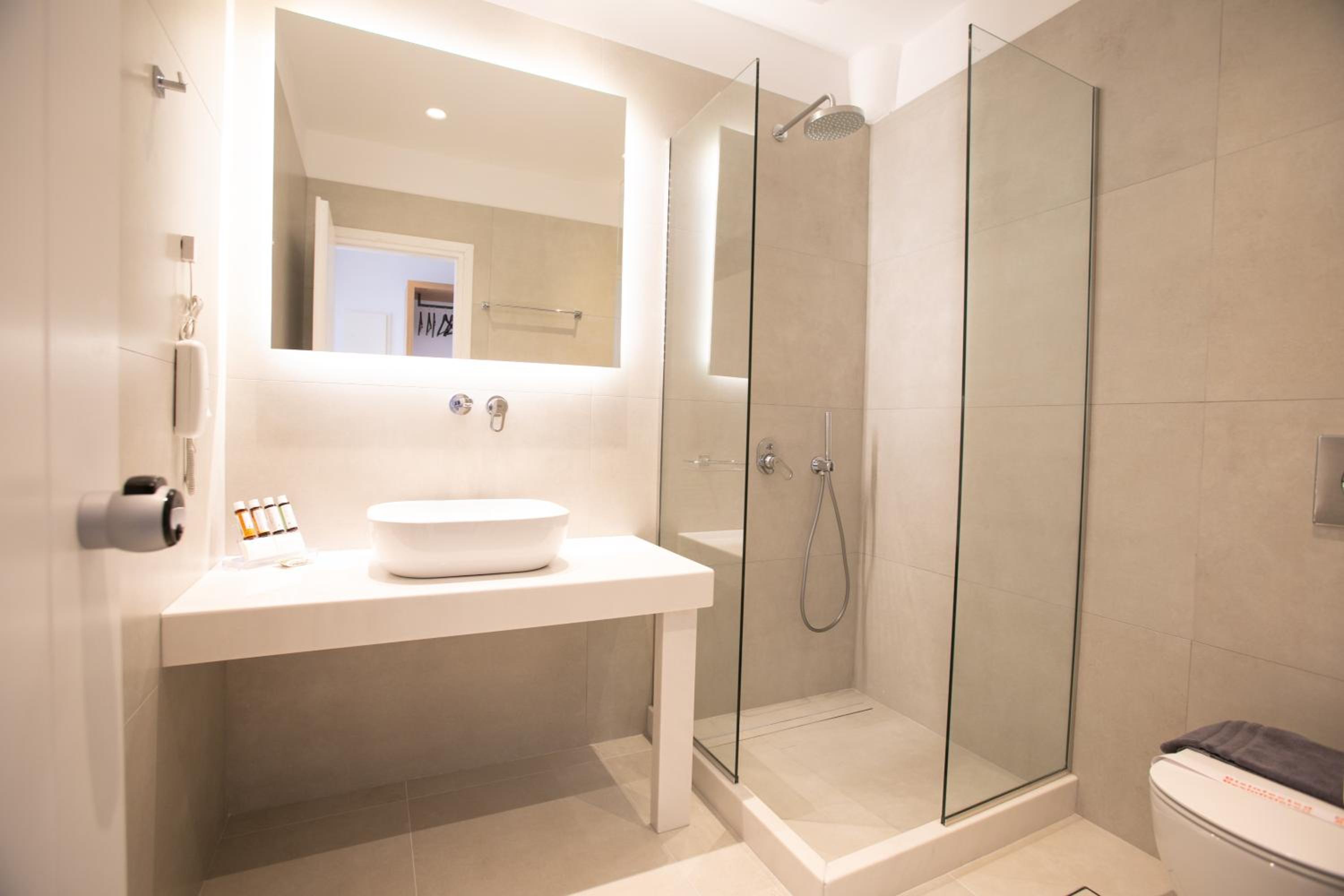 Double or Twin Room with Side Sea View - Photo 7