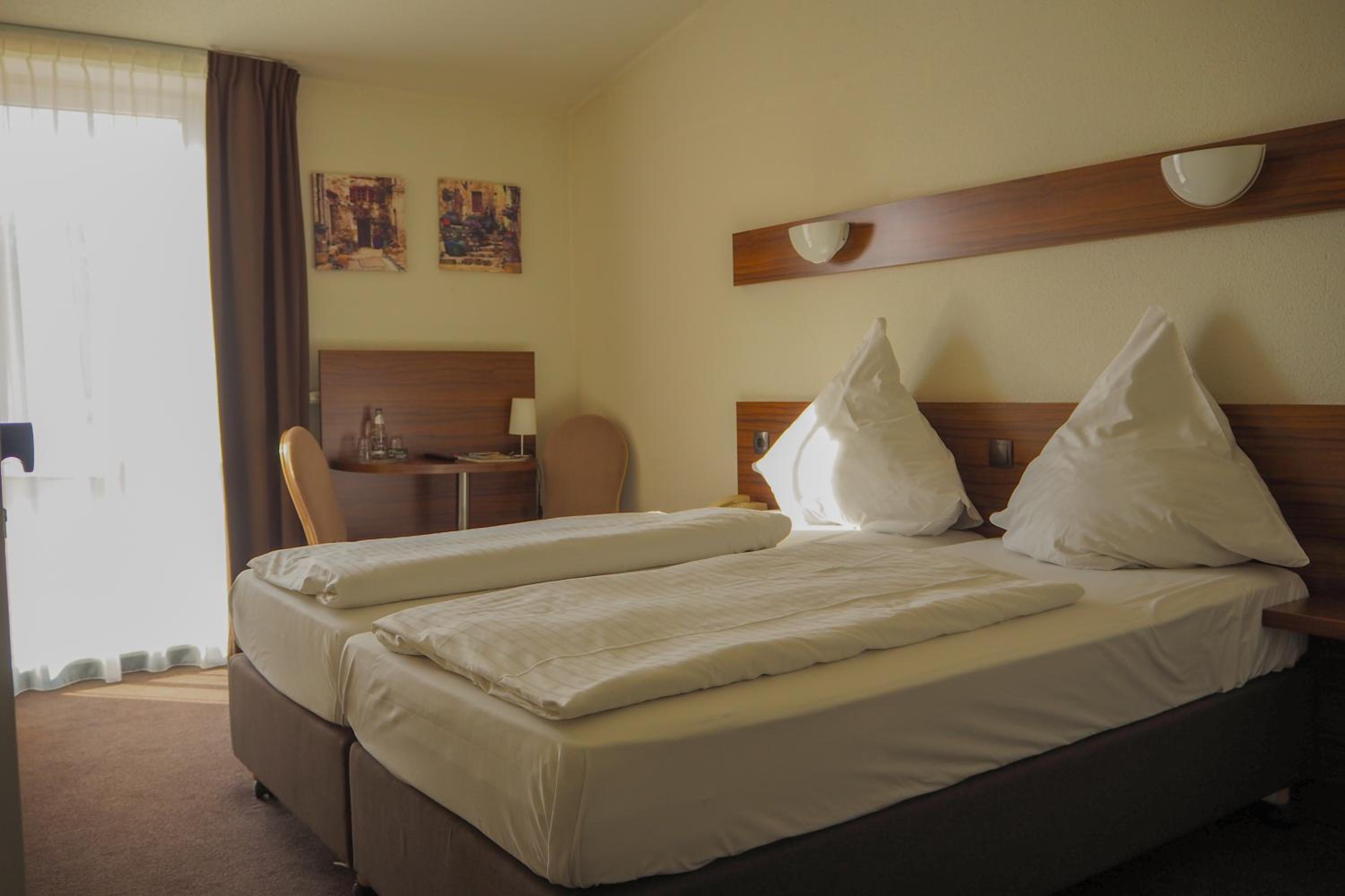Standard Twin Room - Photo 8