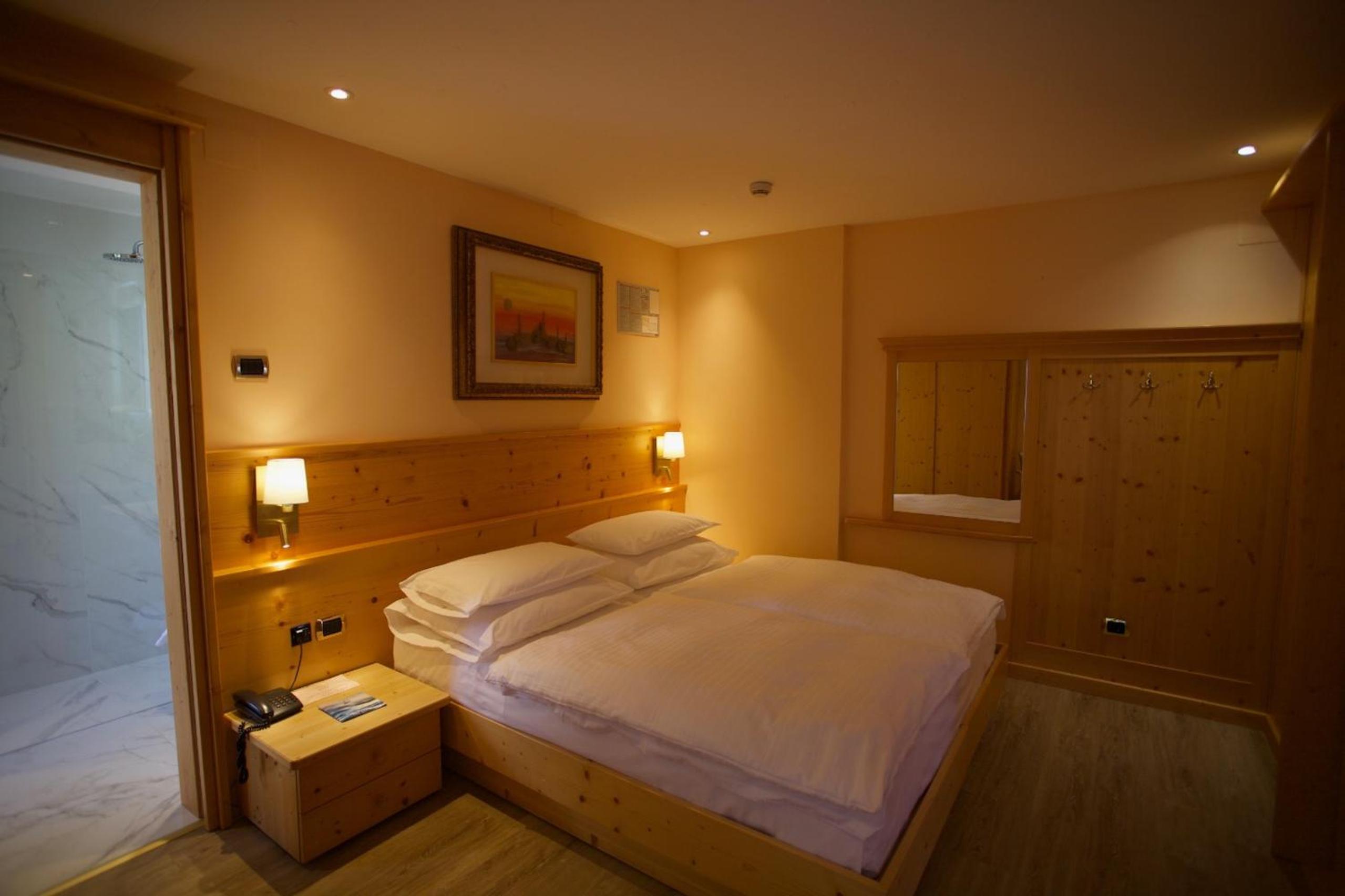 Comfort Family Room with Balcony and Mountain View - Non-Smoking photo 2