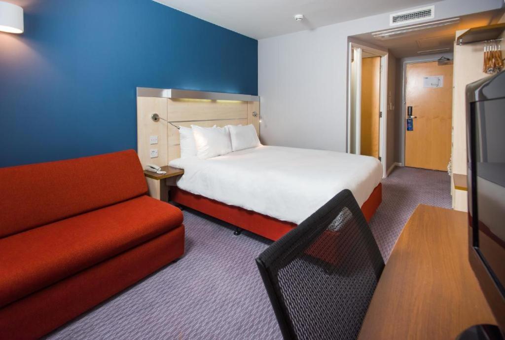 Standard Room with Free Hot Breakfast - Photo 1