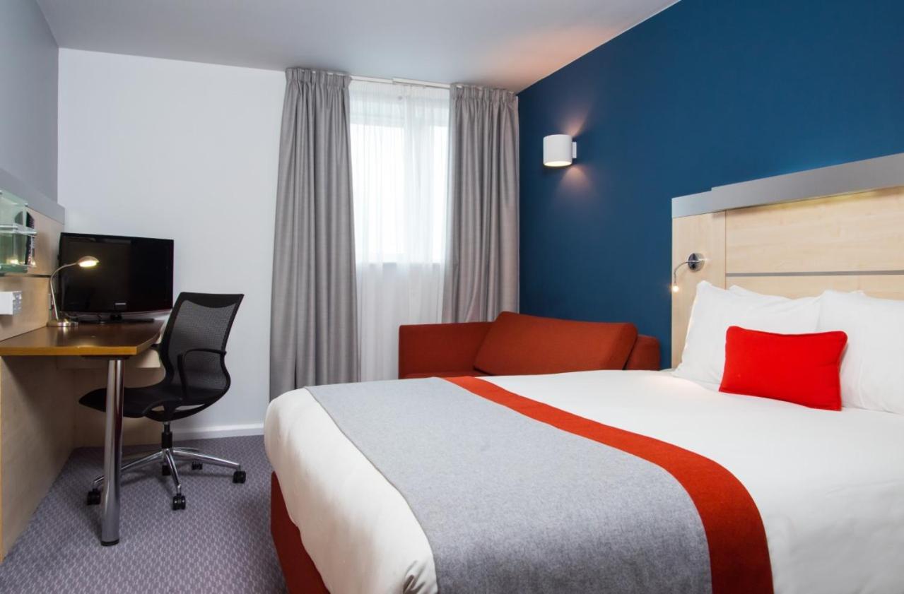 Standard King Room with Free Hot Breakfast - Photo 1