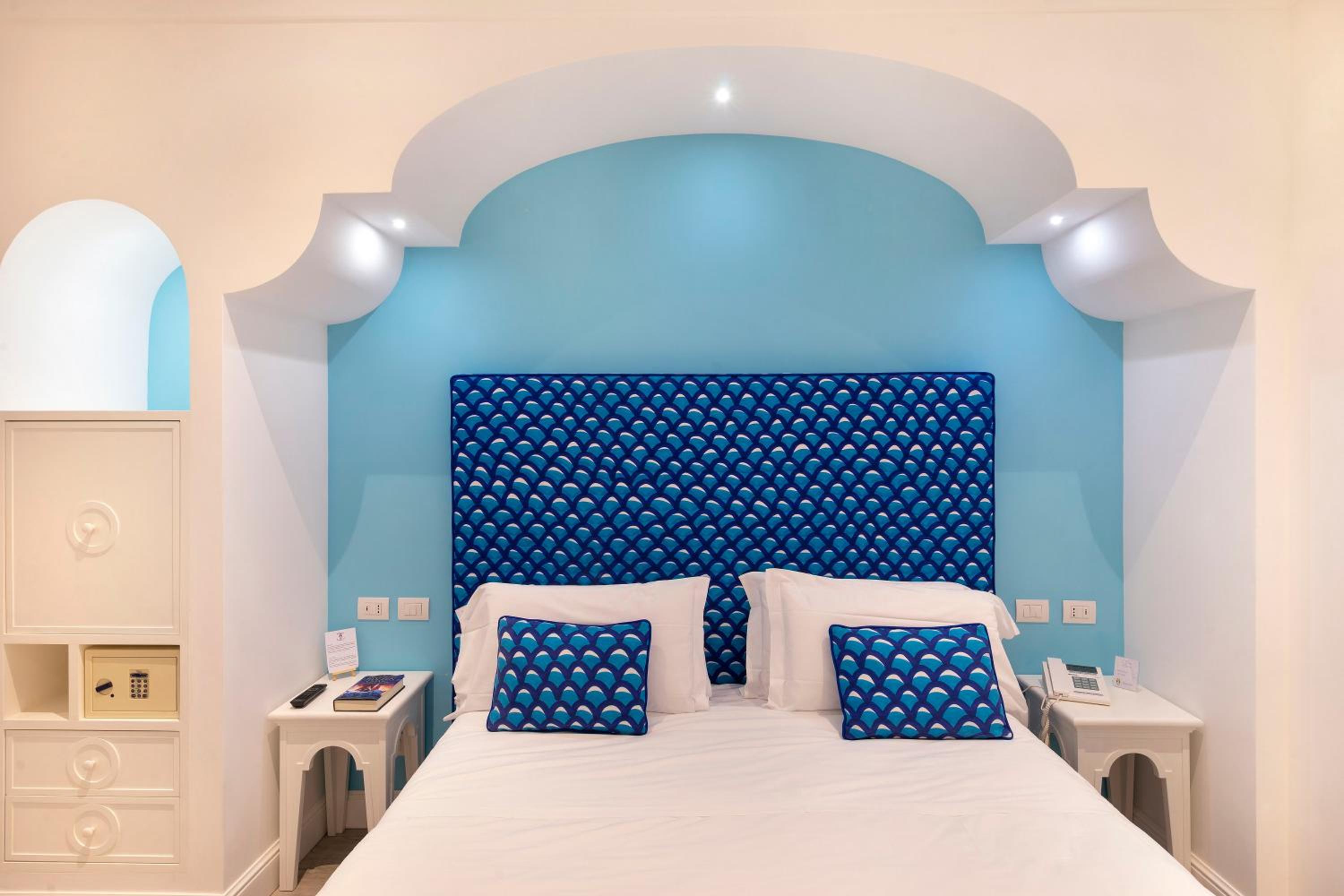 Superior Quadruple Room with Balcony and Partial Sea View photo 3
