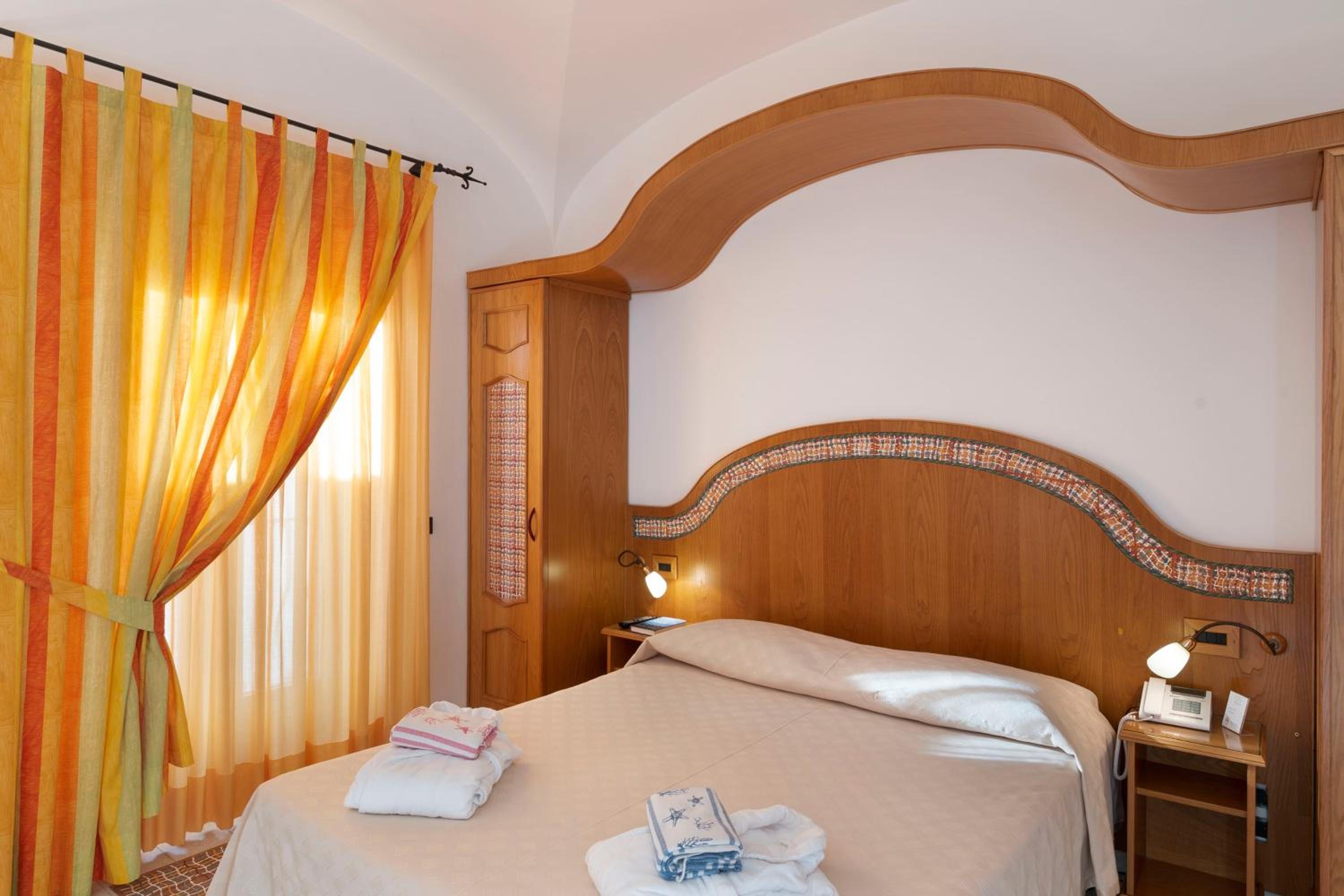 Chambre Double Supérieure - Vue Partielle sur Mer