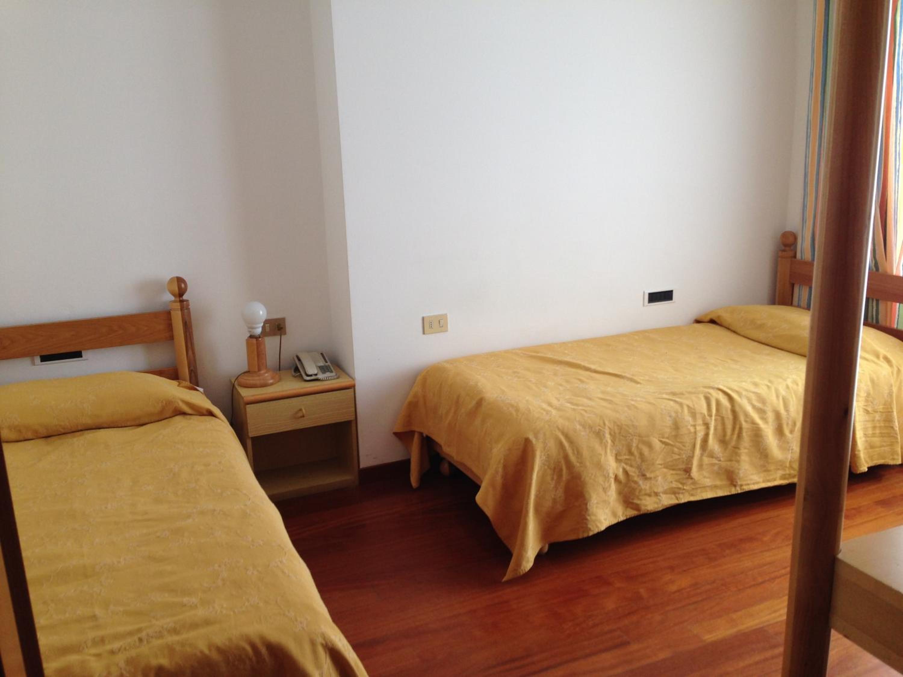 Economy Twin Room photo 3