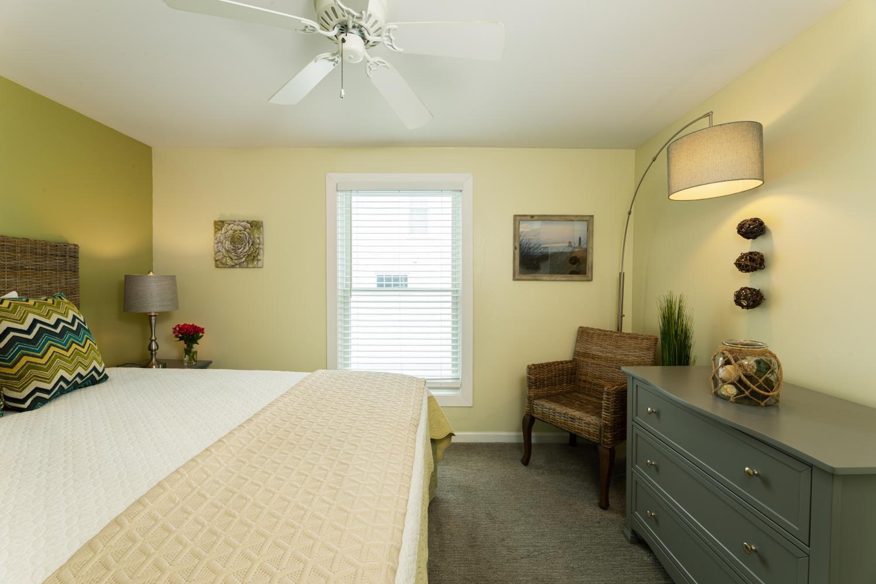 Family Room with Lake View photo 1