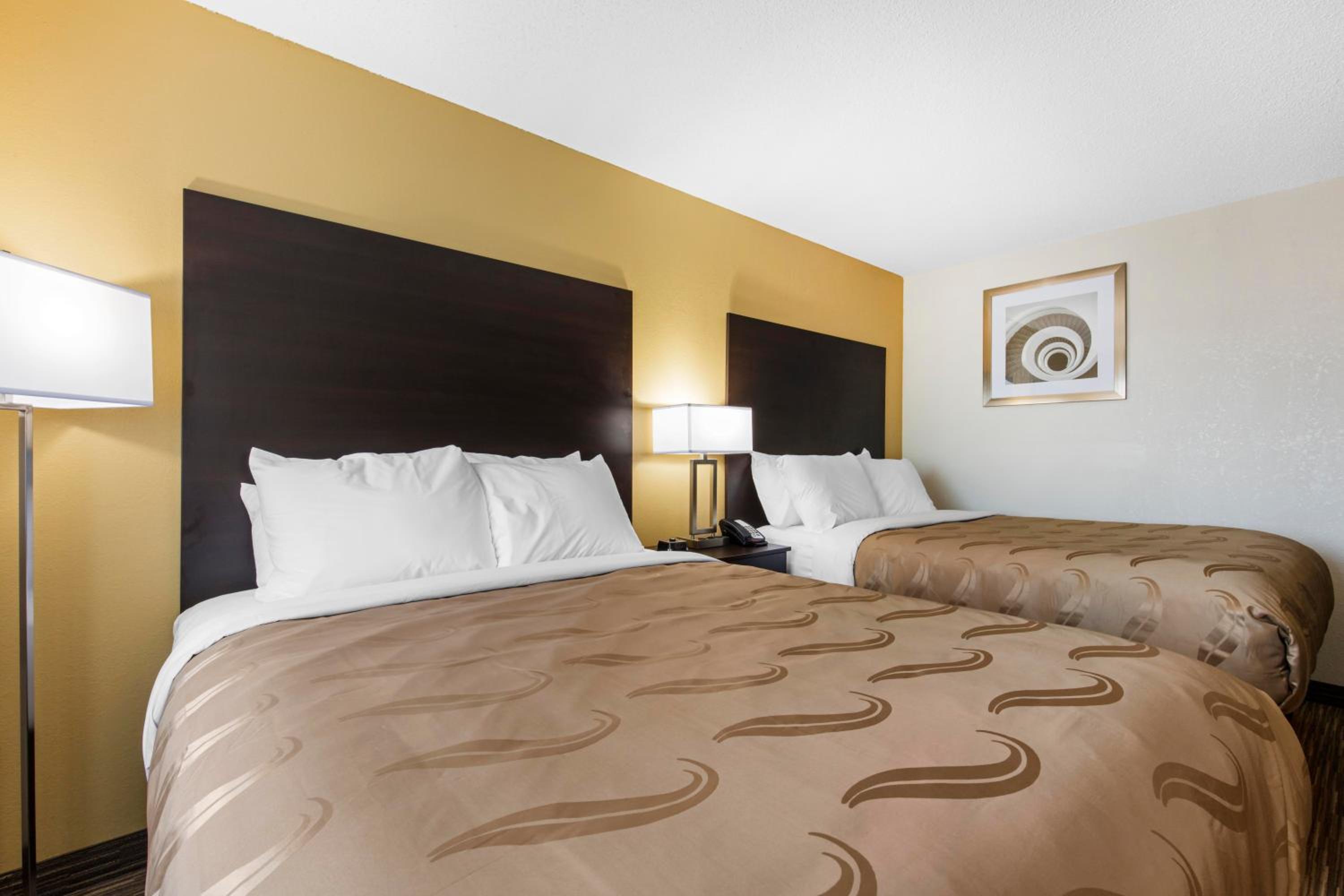Queen Room with Two Queen Beds - Non-Smoking photo 3