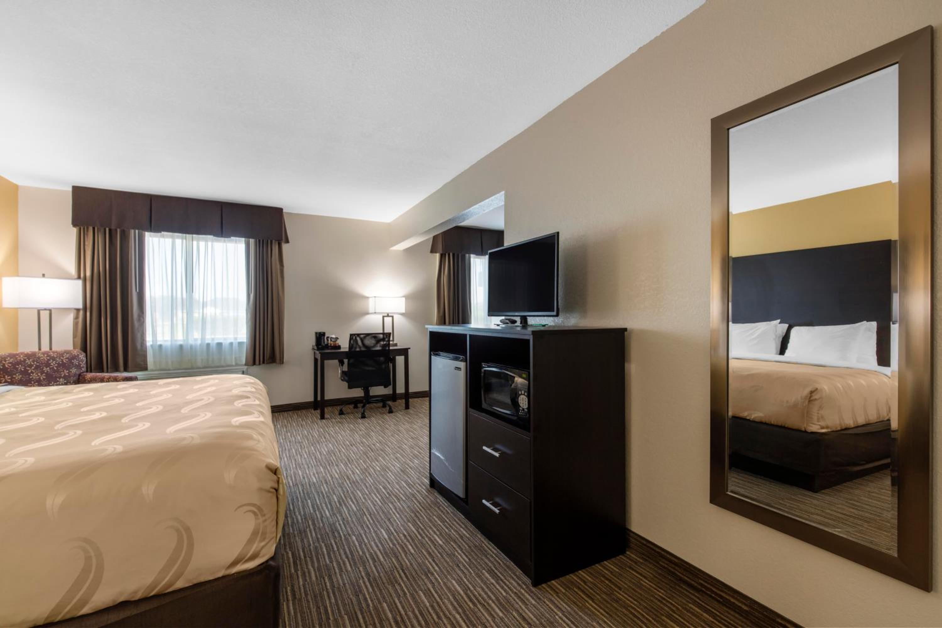 King Suite - Non-Smoking photo 1
