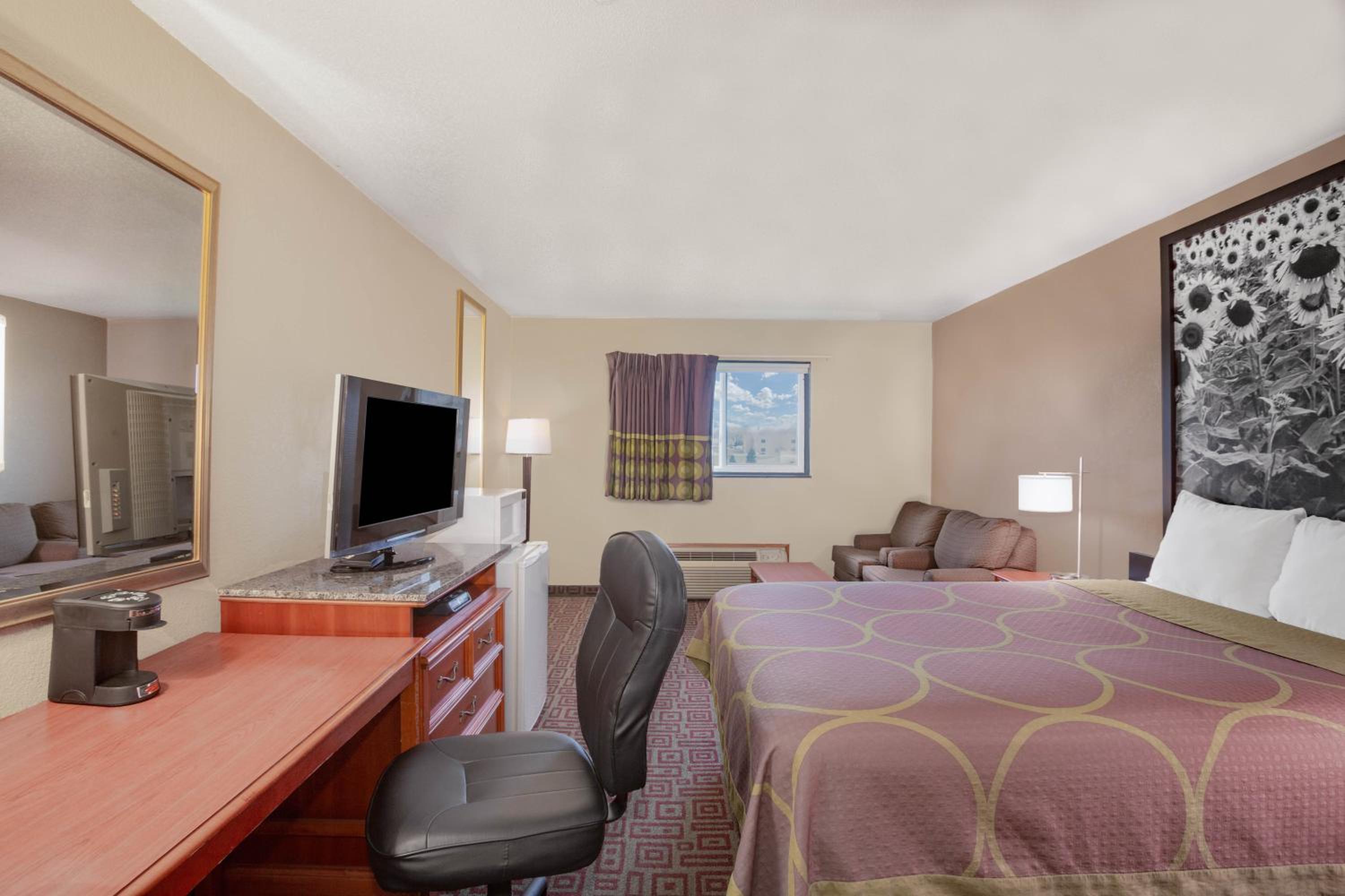 Queen Room - Non-Smoking - Photo 4