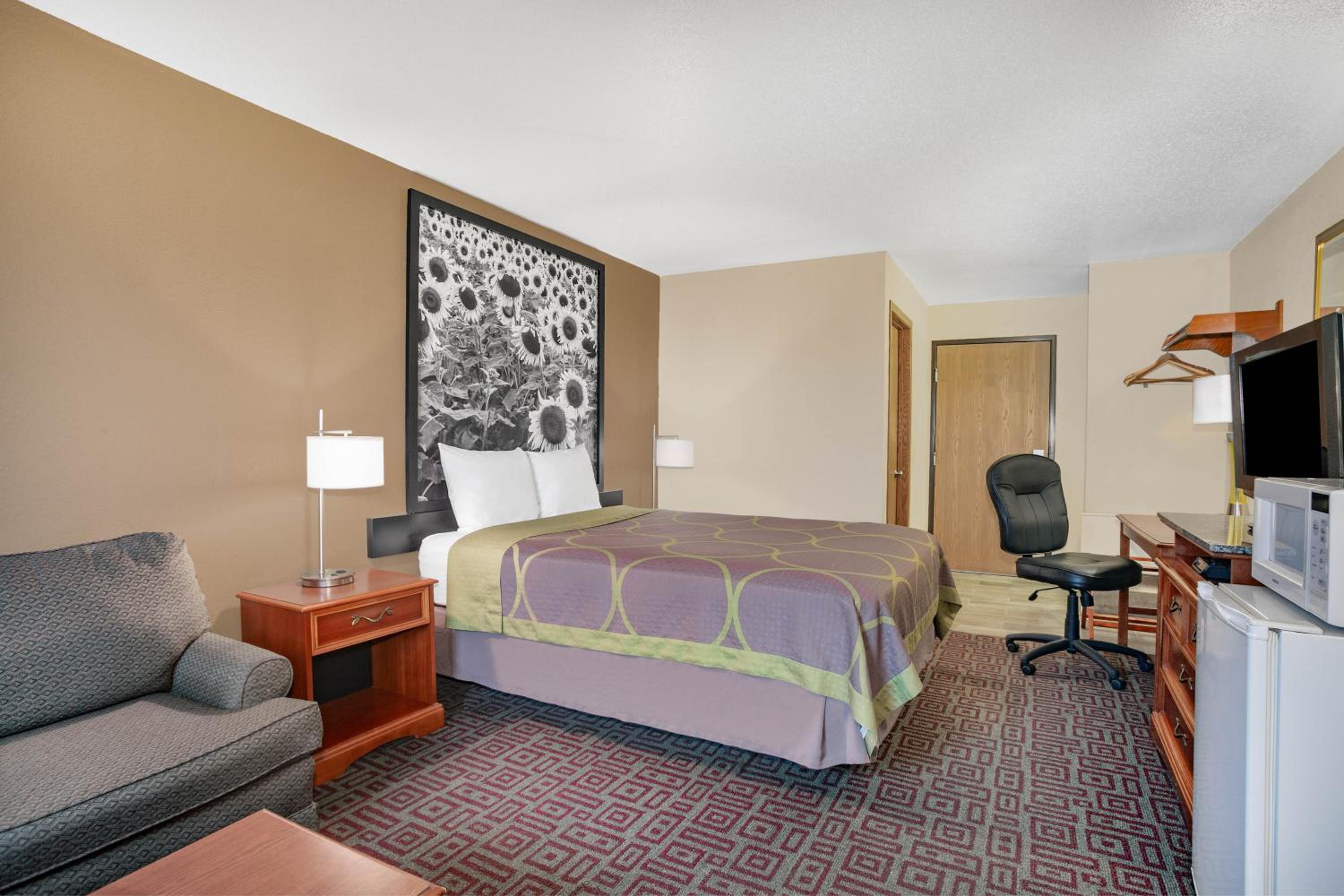 Queen Room - Non-Smoking - Photo 1