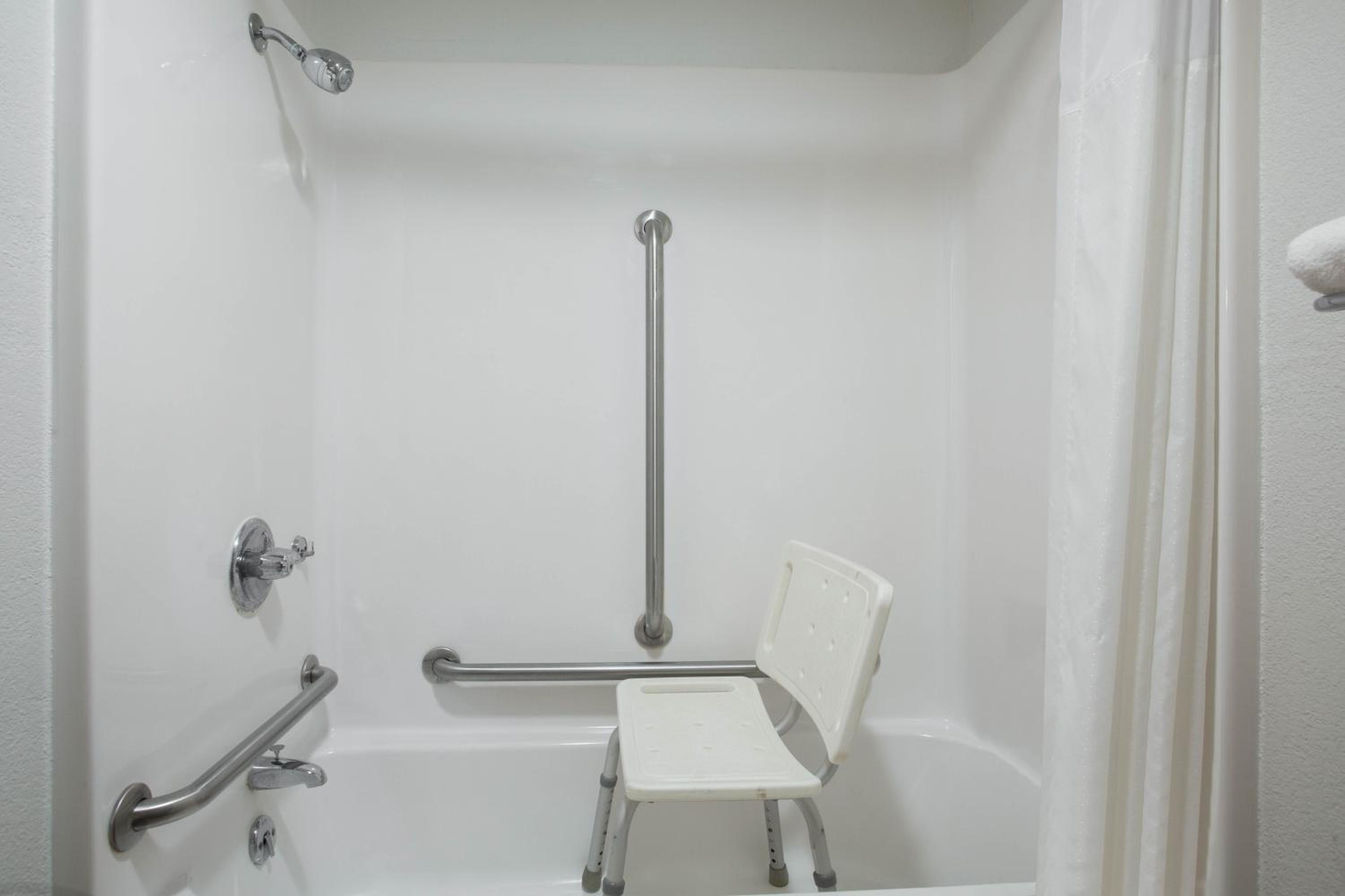 Queen Room - Mobility Access/Non-Smoking - Photo 4