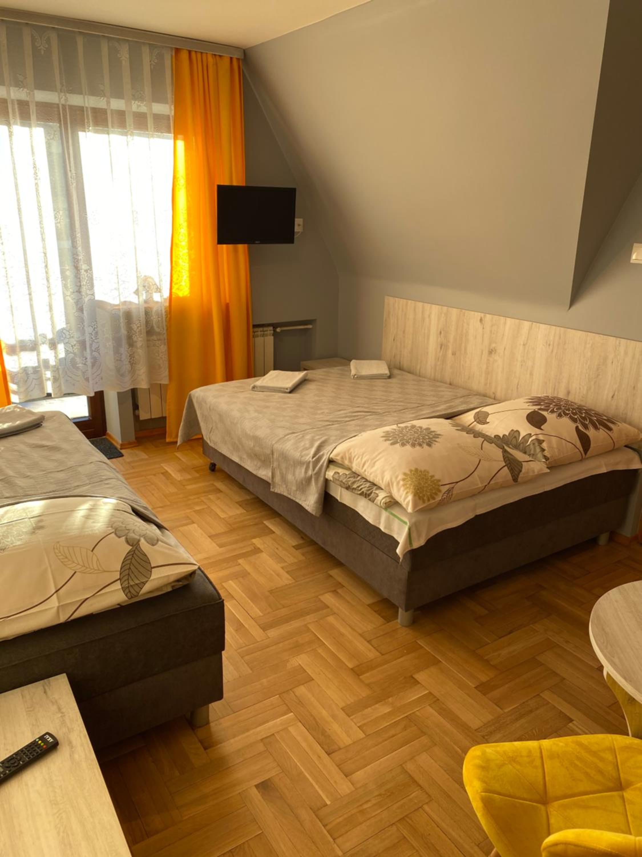 Twin Room with Private Bathroom - Photo 4